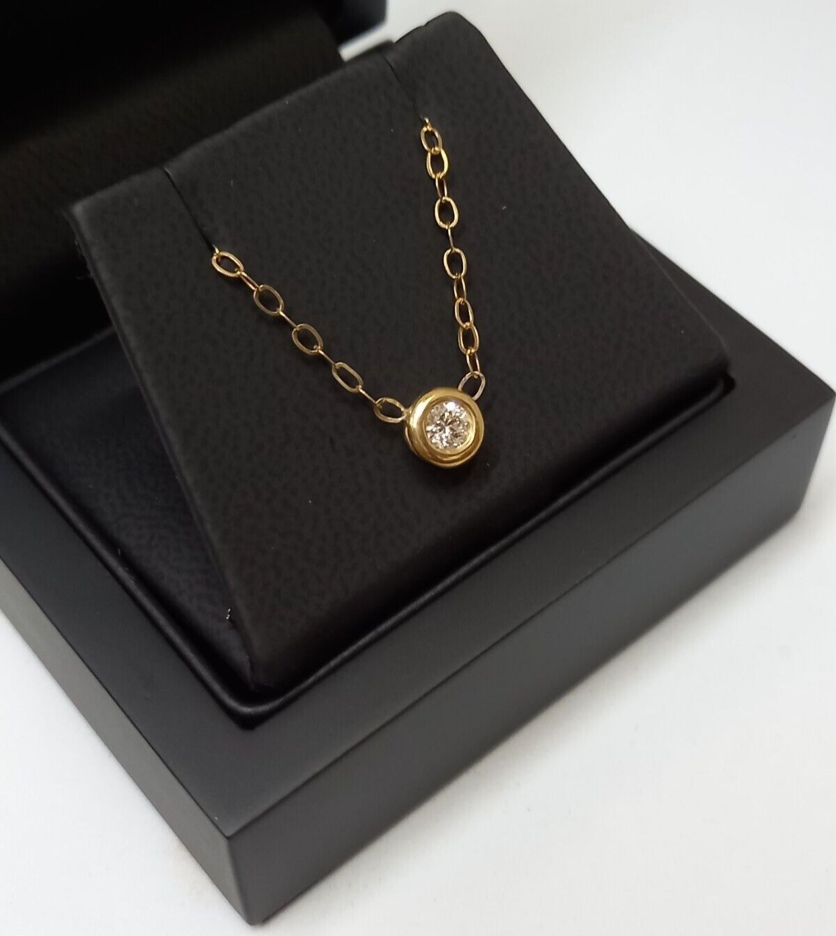 BRILLIANT CUT .25 DIAMOND PENDANT IN 9CT YELLOW GOLD + GIFT BOX WITH VALUATION CERTIFICATE OF £1,795 - Image 3 of 4