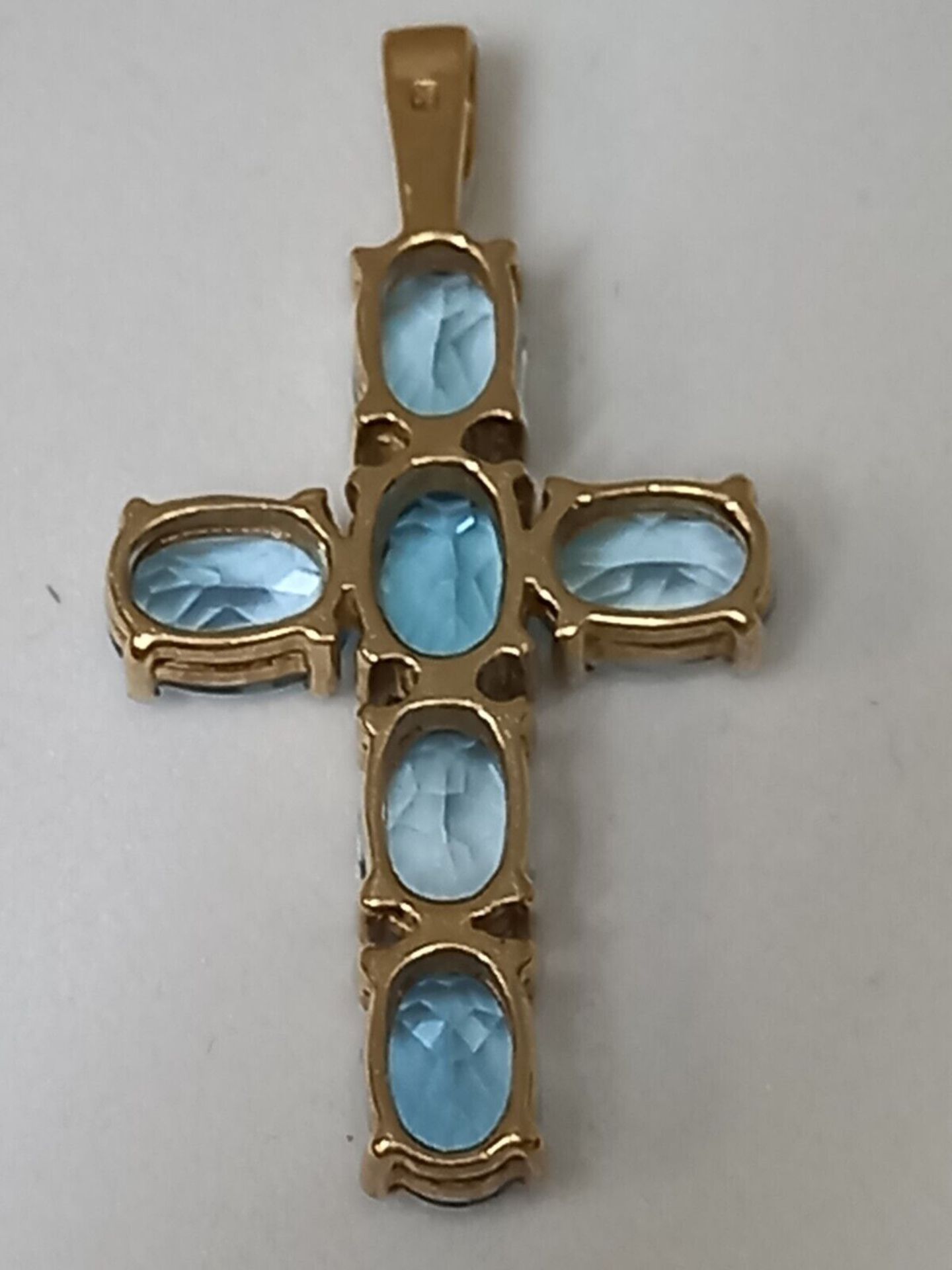 BLUE OVAL TOPAZ CROSS 9CT YELLOW GOLD IN GIFT BOX WITH VALUATION CERTIFICATE OF £895 - Image 6 of 6