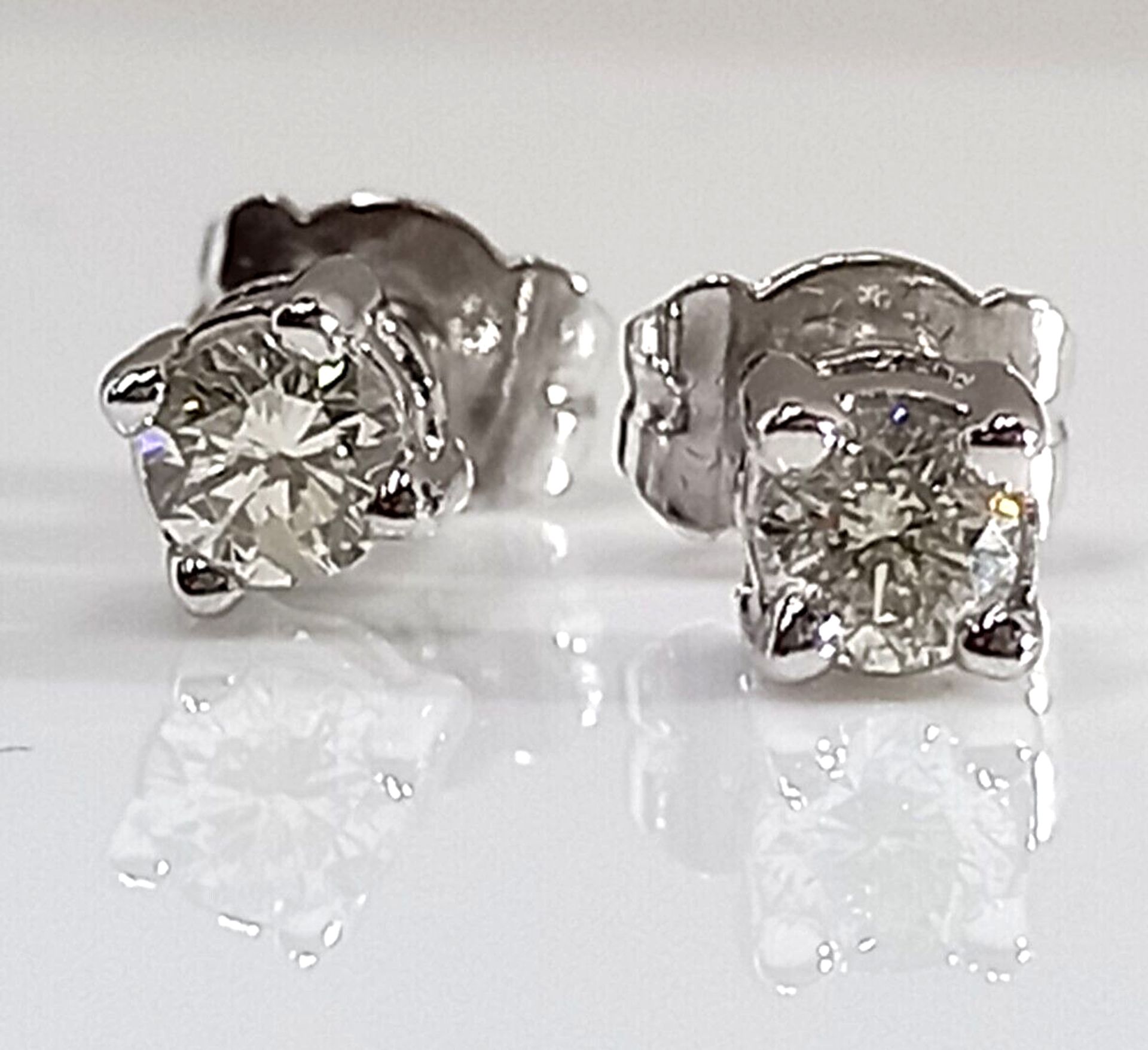 0.50CT DIAMOND STUD EARRINGS 18CT WHITE GOLD IN GIFT BOX WITH VALUATION CERTIFICATE OF £2495 - Image 3 of 5