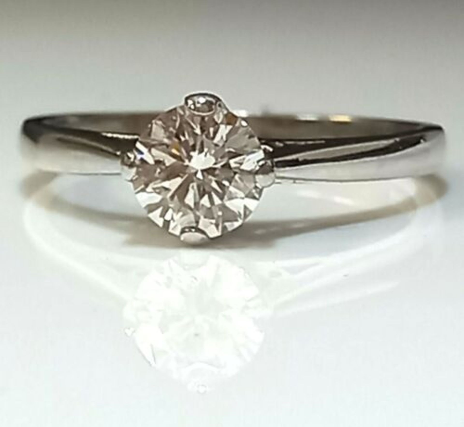 0.72 DIAMOND PLATINUM SOLITAIRE ENGAGEMENT RING/WHITE GOLD + GIFT BOX + VALUATION CERT OF £3795