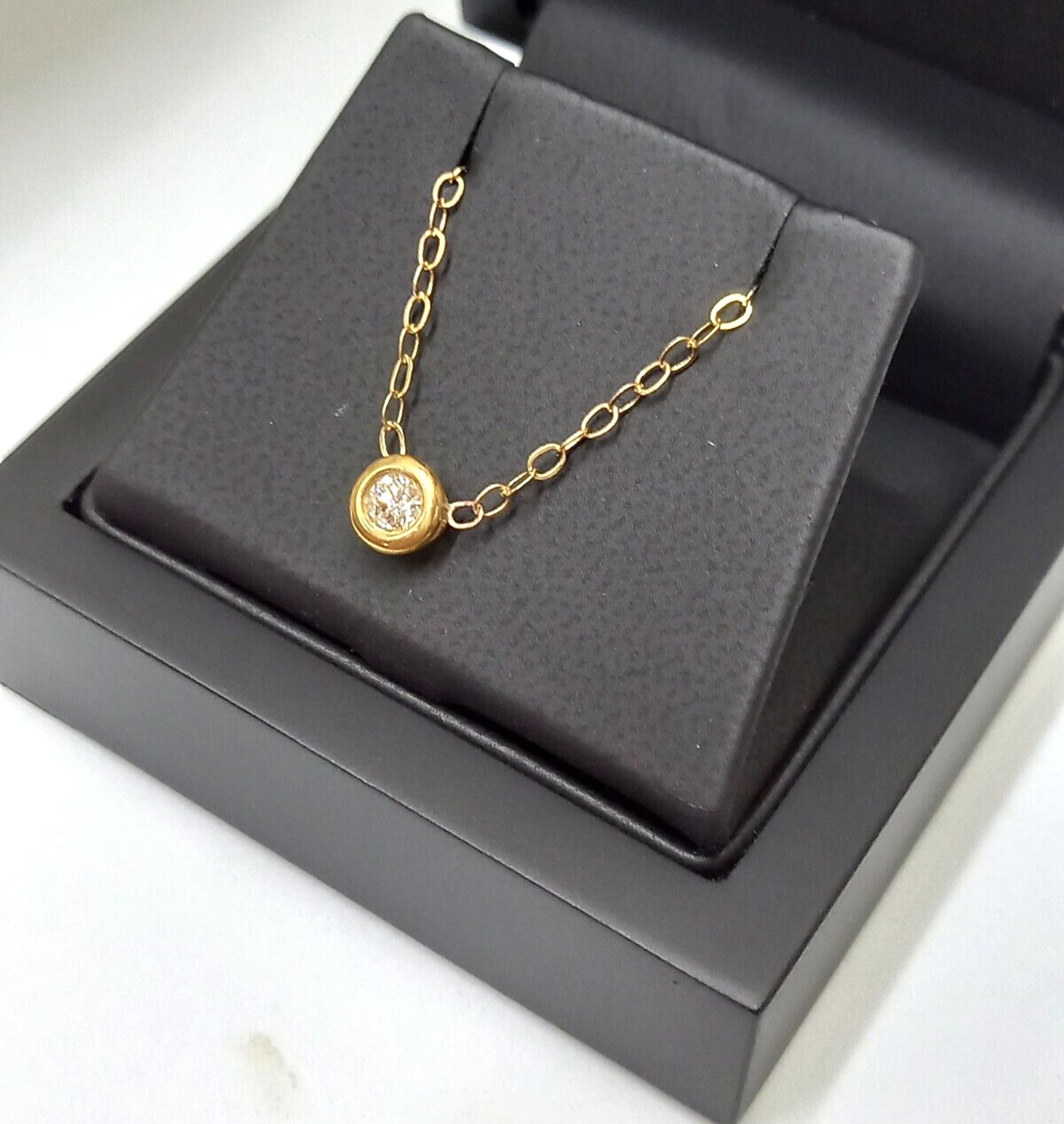 BRILLIANT CUT .25 DIAMOND PENDANT IN 9CT YELLOW GOLD + GIFT BOX WITH VALUATION CERTIFICATE OF £1,795 - Image 2 of 4