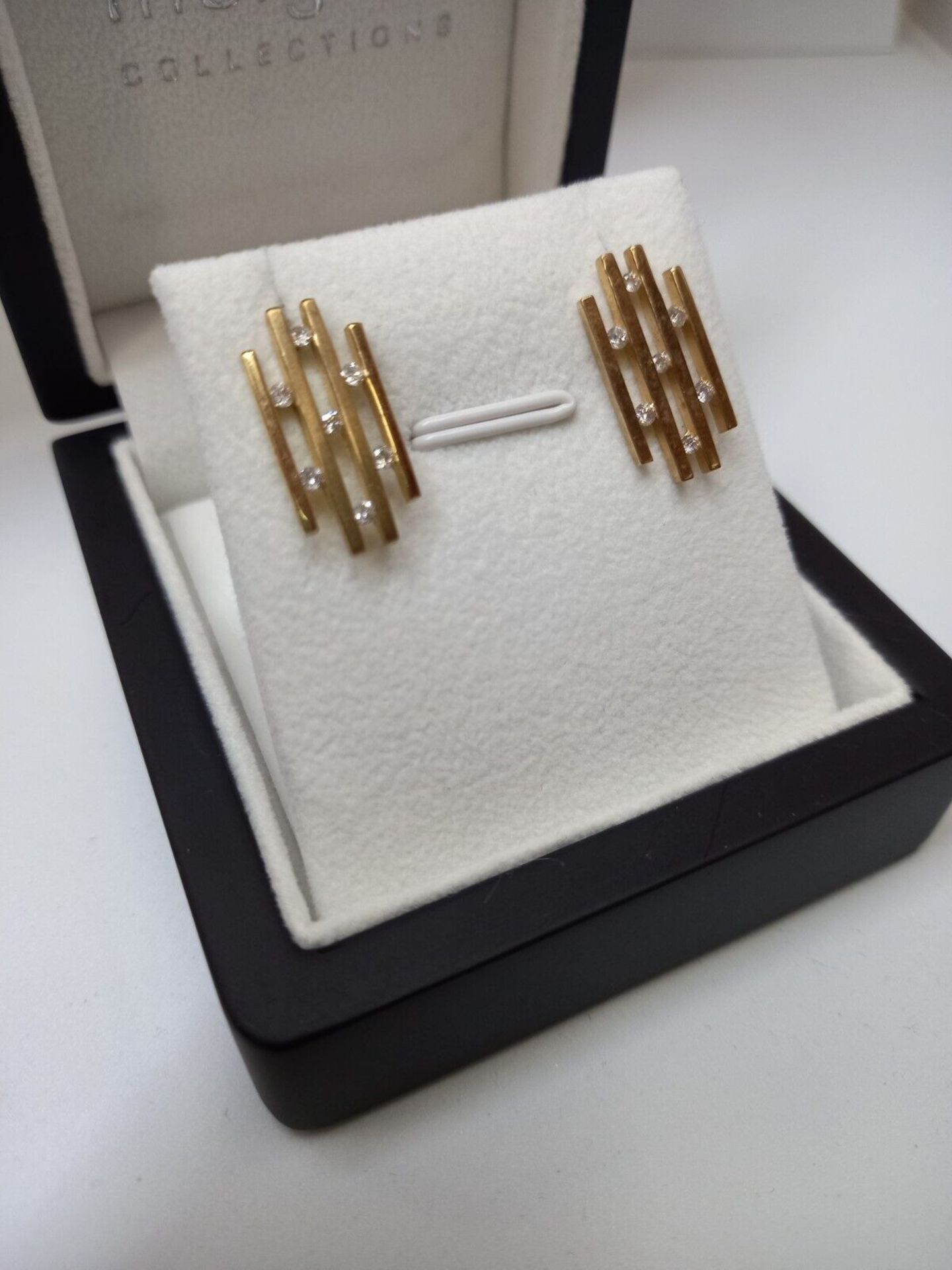 0.30CT DIAMOND EARRING IN SOLID 9CT YELLOW GOLD. IN GIFT BOX + VALUATION CERTIFICATE OF £795 - Image 3 of 5