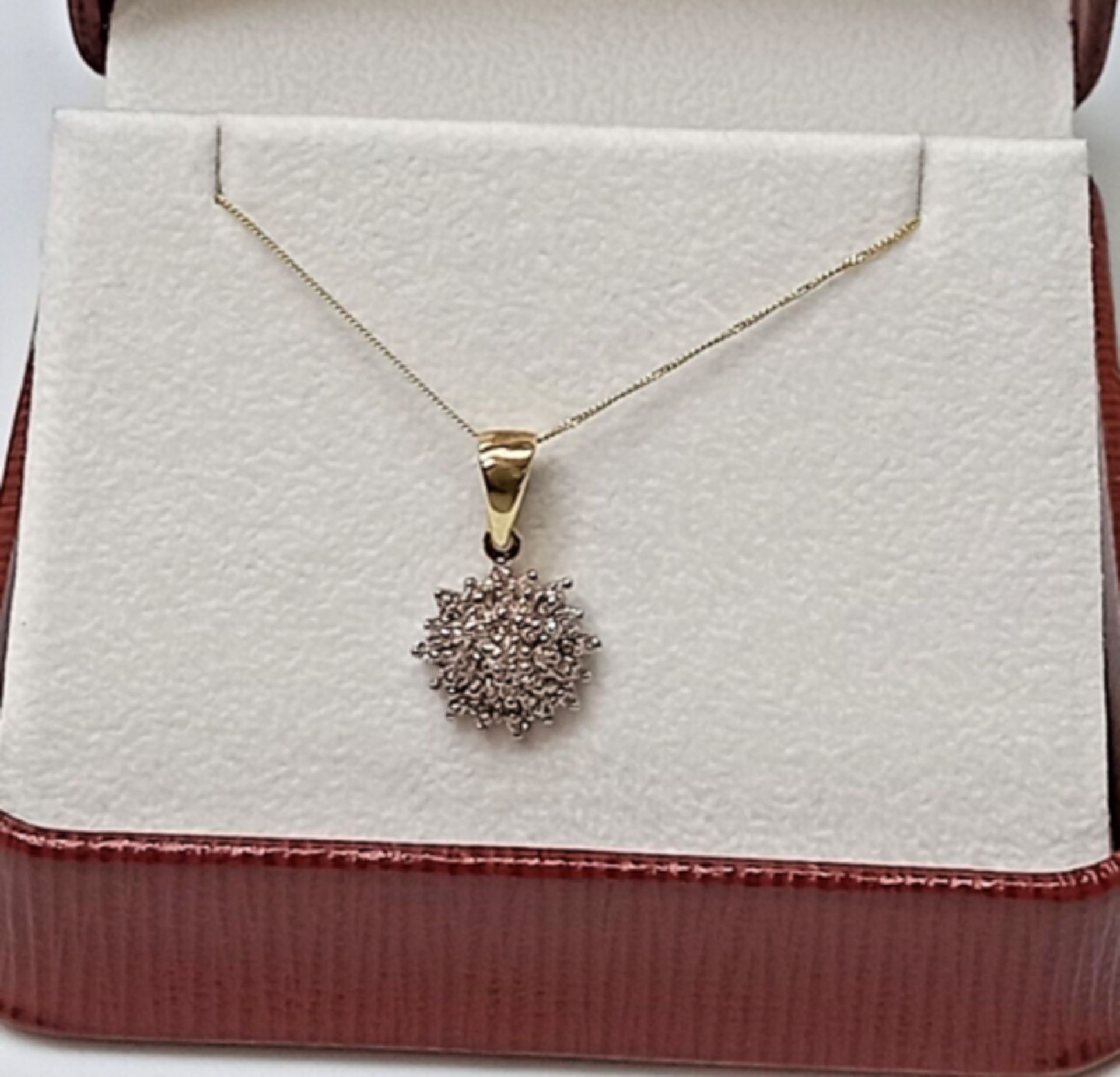 0.35CT CLUSTER DIAMOND PENDANT/9CT YELLOW GOLD IN GIFT BOX WITH VALUATION CERTIFICATE OF £995