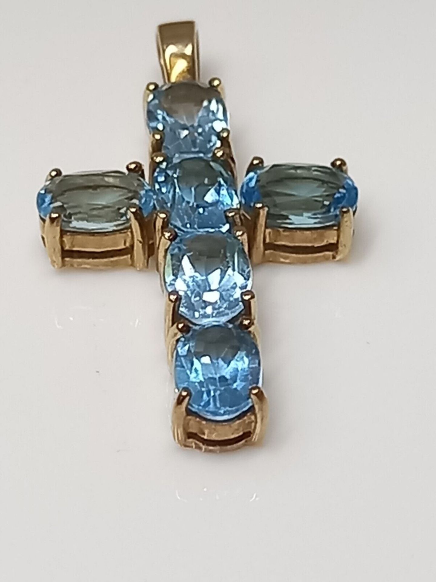 BLUE OVAL TOPAZ CROSS 9CT YELLOW GOLD IN GIFT BOX WITH VALUATION CERTIFICATE OF £895 - Image 5 of 6