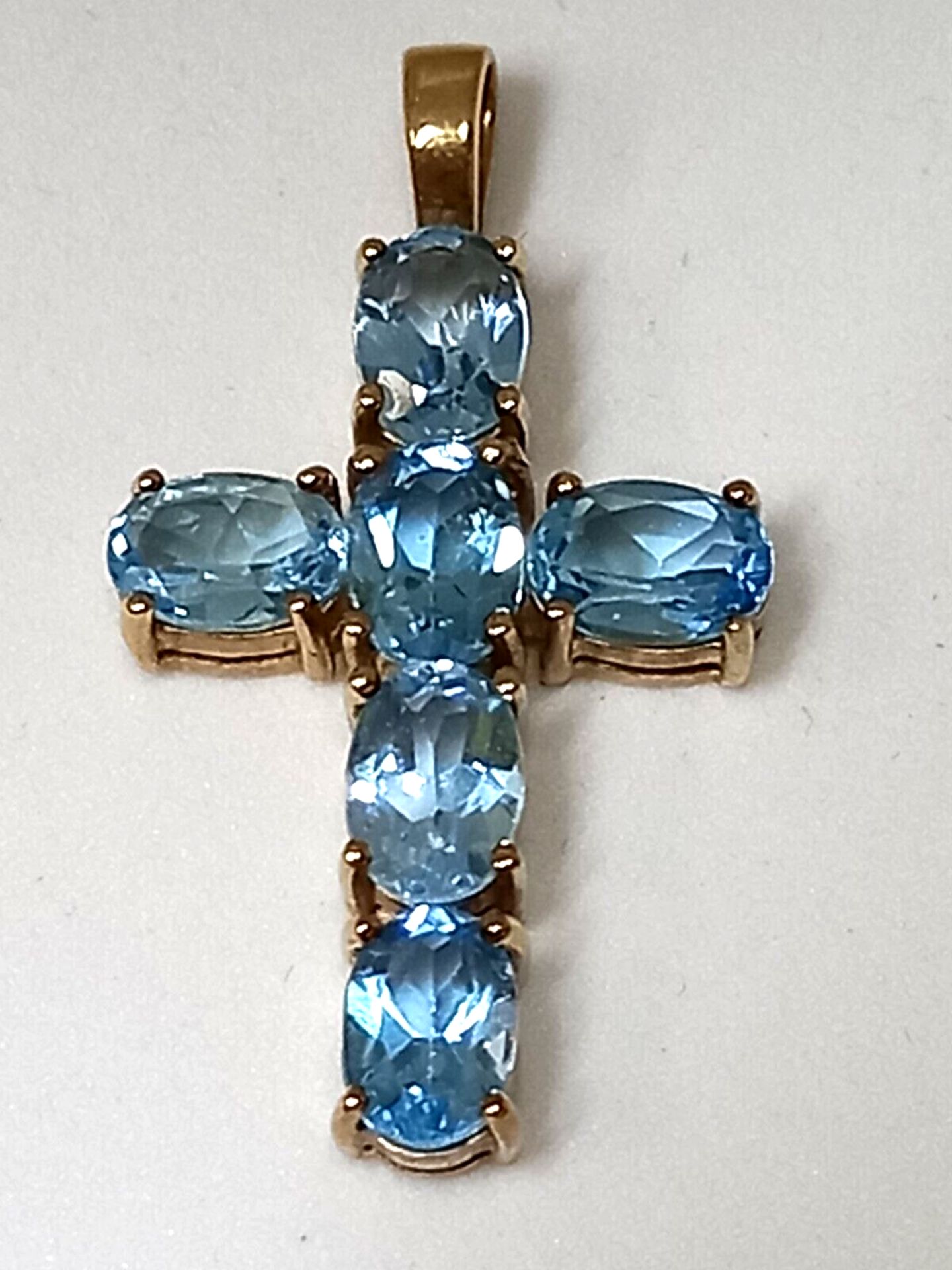 BLUE OVAL TOPAZ CROSS 9CT YELLOW GOLD IN GIFT BOX WITH VALUATION CERTIFICATE OF £895 - Image 2 of 6