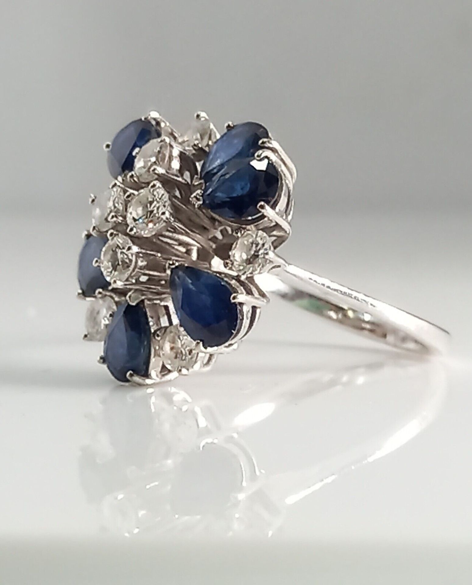 1CT DIAMOND 1.20CT SAPPHIRE COCKTAIL RING /18CT WHITE GOLD + GIFT BOX + CERTIFICATE OF £4500 - Image 3 of 8