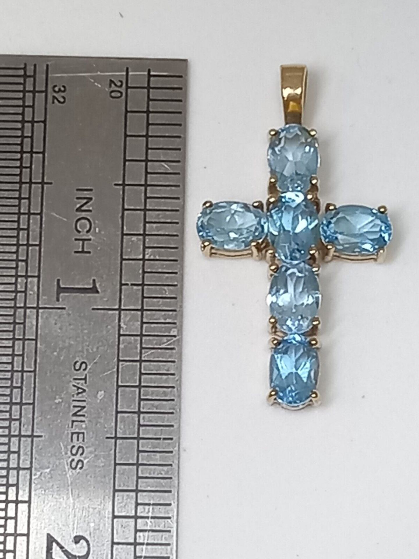 BLUE OVAL TOPAZ CROSS 9CT YELLOW GOLD IN GIFT BOX WITH VALUATION CERTIFICATE OF £895 - Image 4 of 6