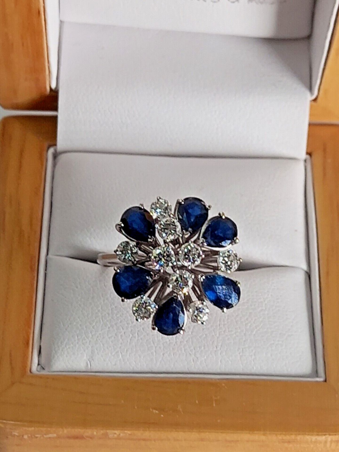 1CT DIAMOND 1.20CT SAPPHIRE COCKTAIL RING /18CT WHITE GOLD + GIFT BOX + CERTIFICATE OF £4500 - Image 2 of 8