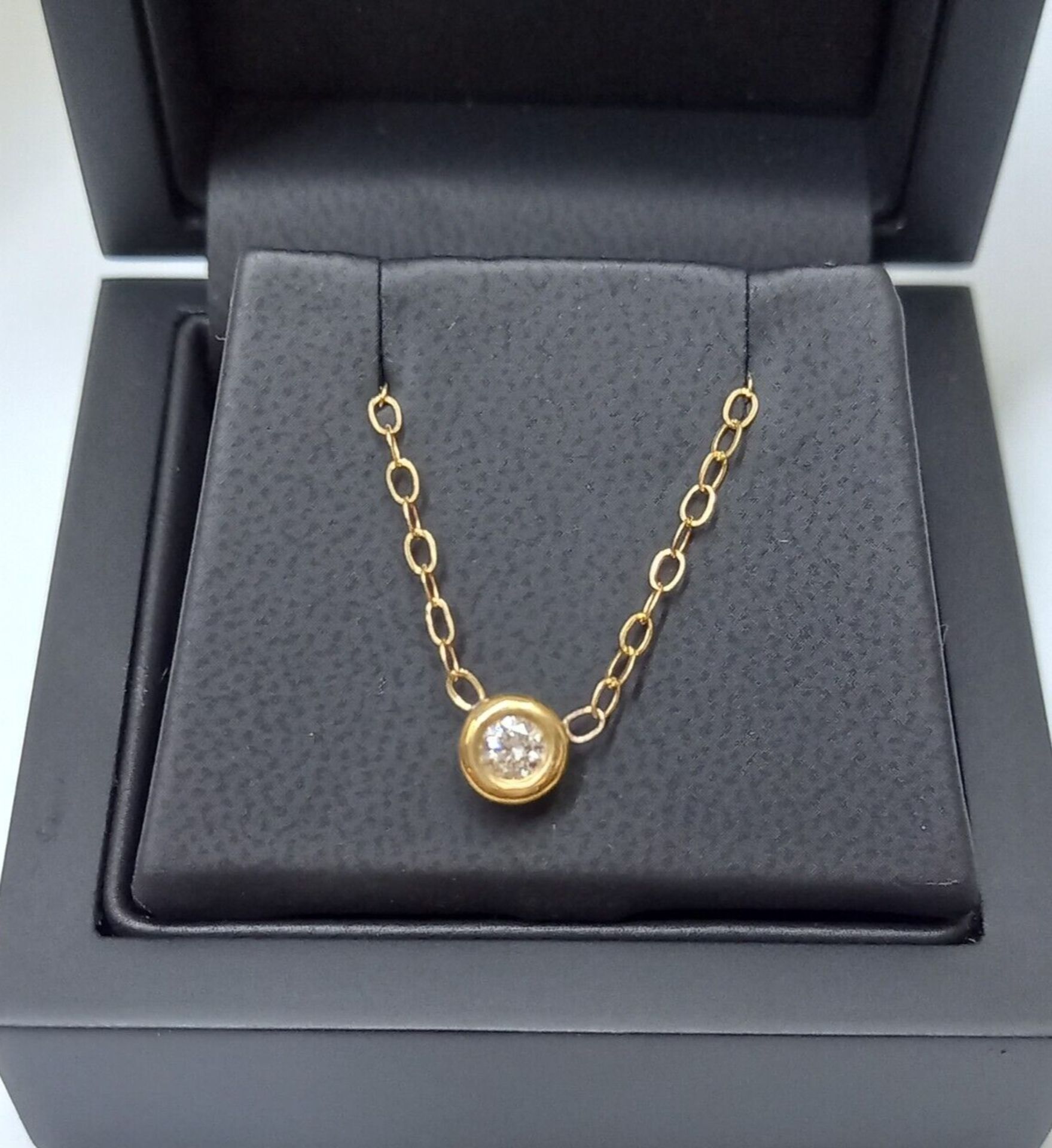 BRILLIANT CUT .25 DIAMOND PENDANT IN 9CT YELLOW GOLD + GIFT BOX WITH VALUATION CERTIFICATE OF £1,795