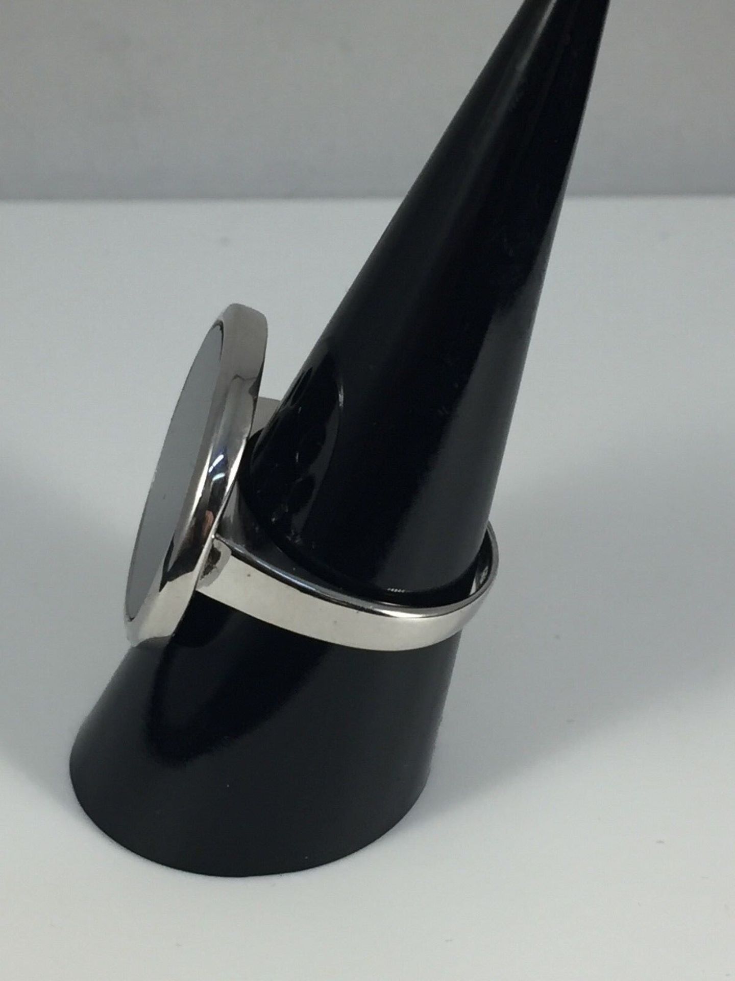 BLACK DISC FASHION RING IN STERLING SILVER - Image 2 of 5