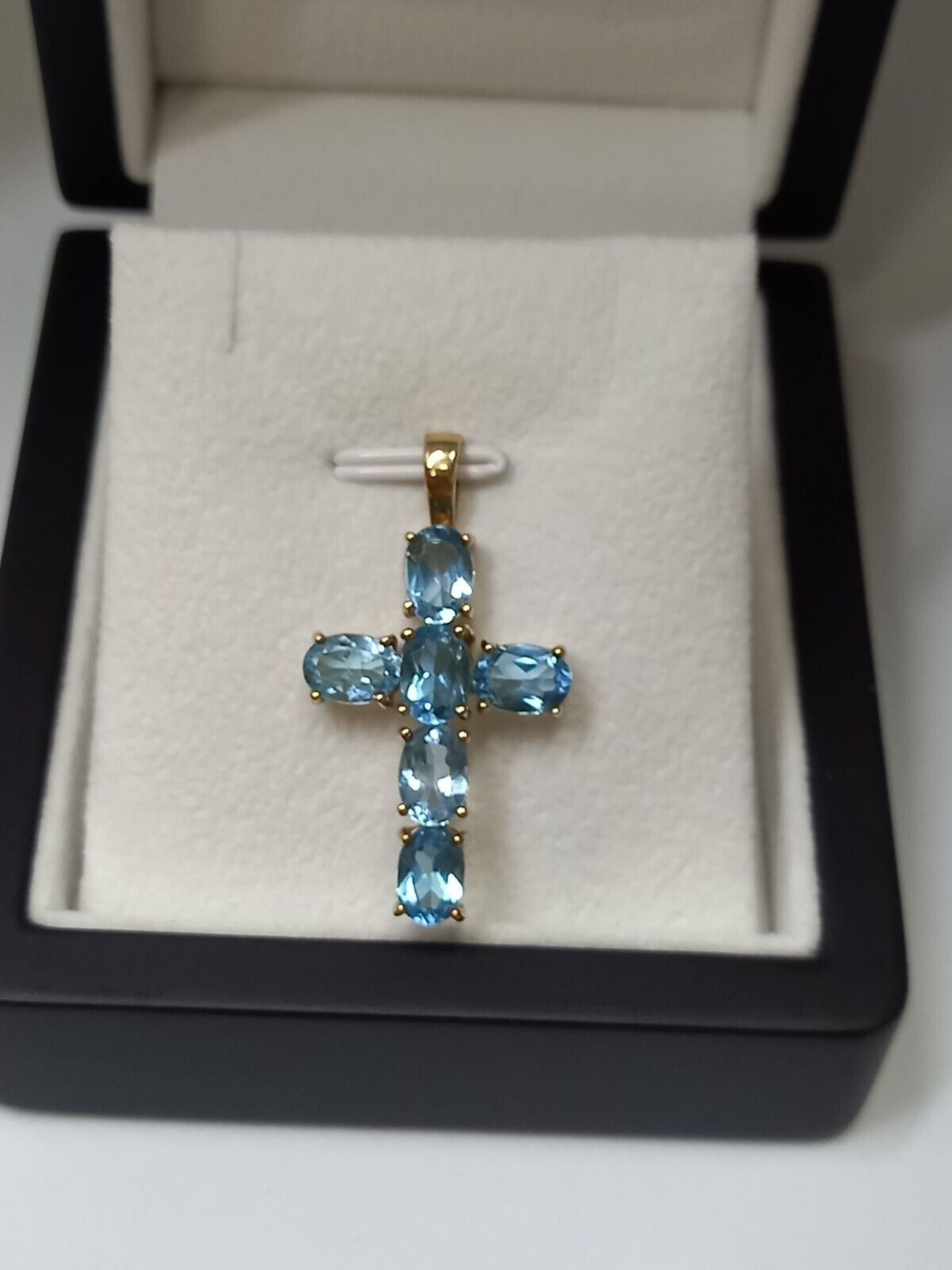 BLUE OVAL TOPAZ CROSS 9CT YELLOW GOLD IN GIFT BOX WITH VALUATION CERTIFICATE OF £895 - Image 3 of 6