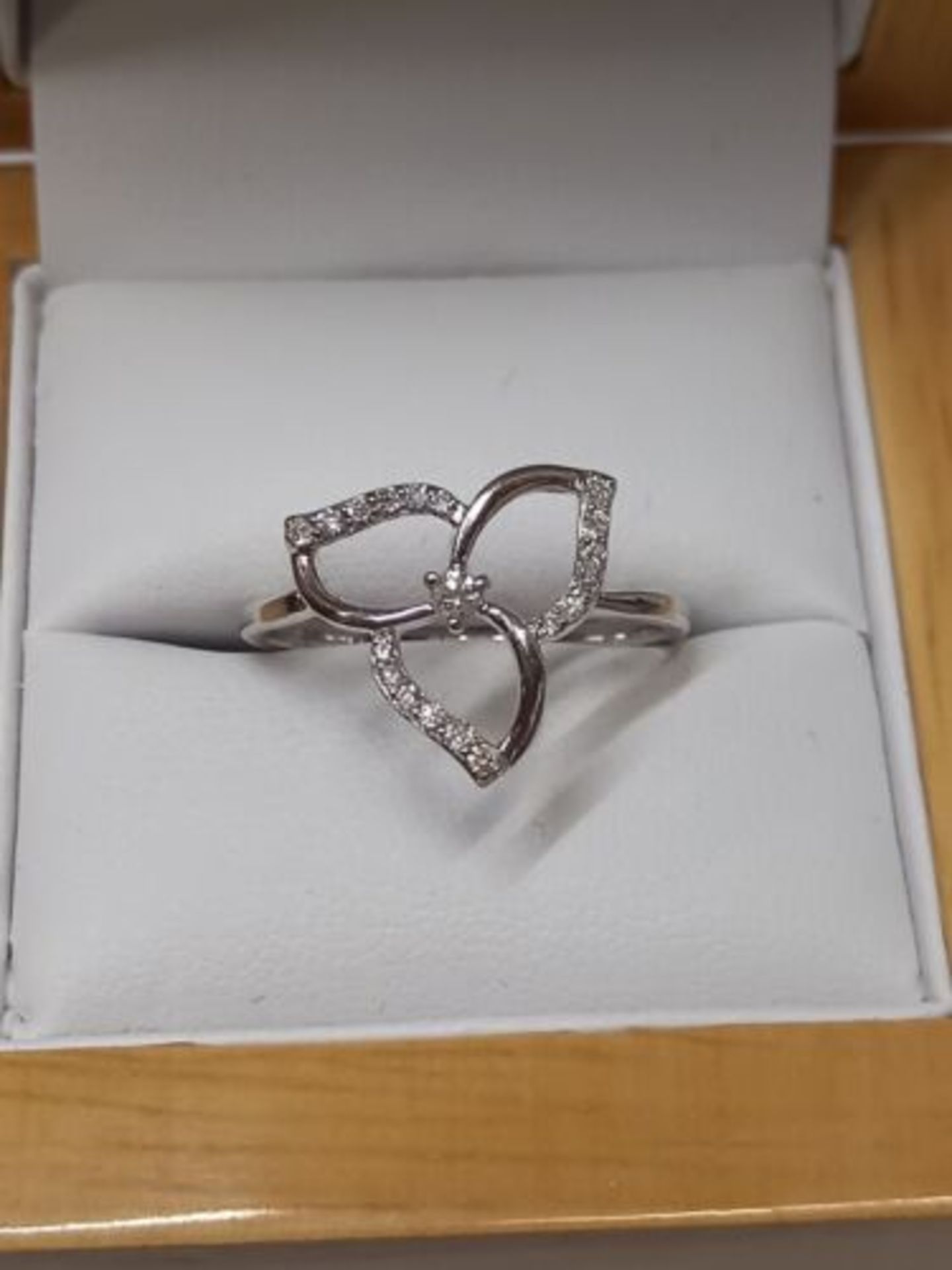 0.35CT DIAMOND DRESS RING/FLOWER DESIGN/9CT WHITE GOLD IN GIFT BOX + VALUATION CERTIFICATE OF £795 - Image 3 of 8