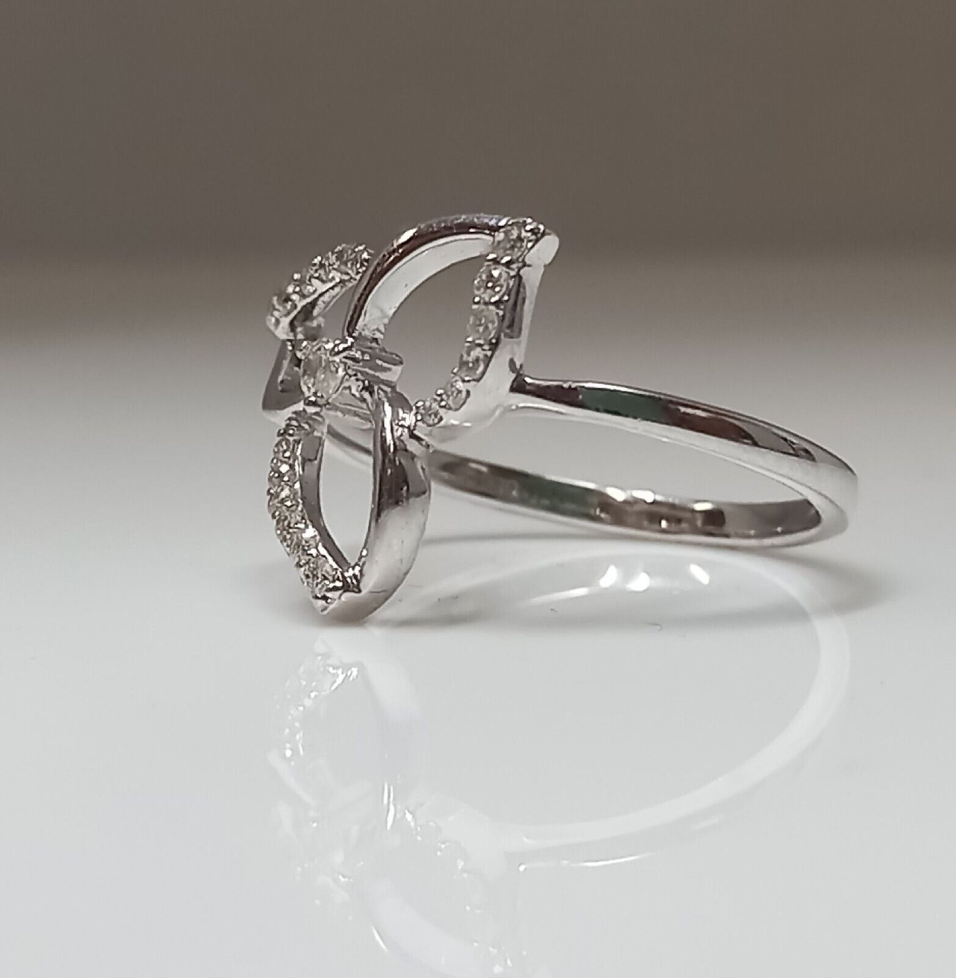 0.35CT DIAMOND DRESS RING/FLOWER DESIGN/9CT WHITE GOLD IN GIFT BOX + VALUATION CERTIFICATE OF £795 - Image 5 of 8