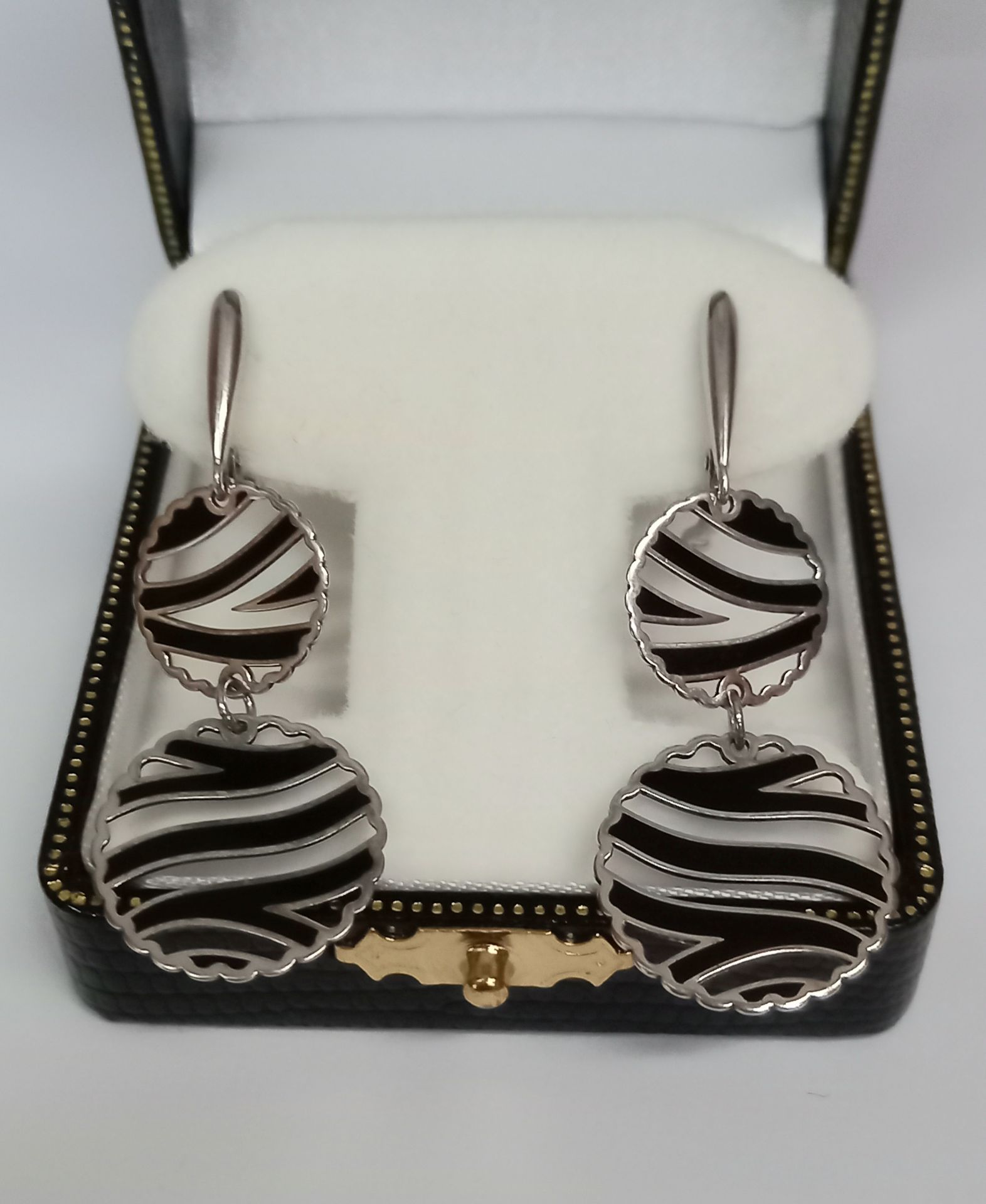 BLACK RETRO SILVER DANGLING EARRINGS - Image 4 of 5