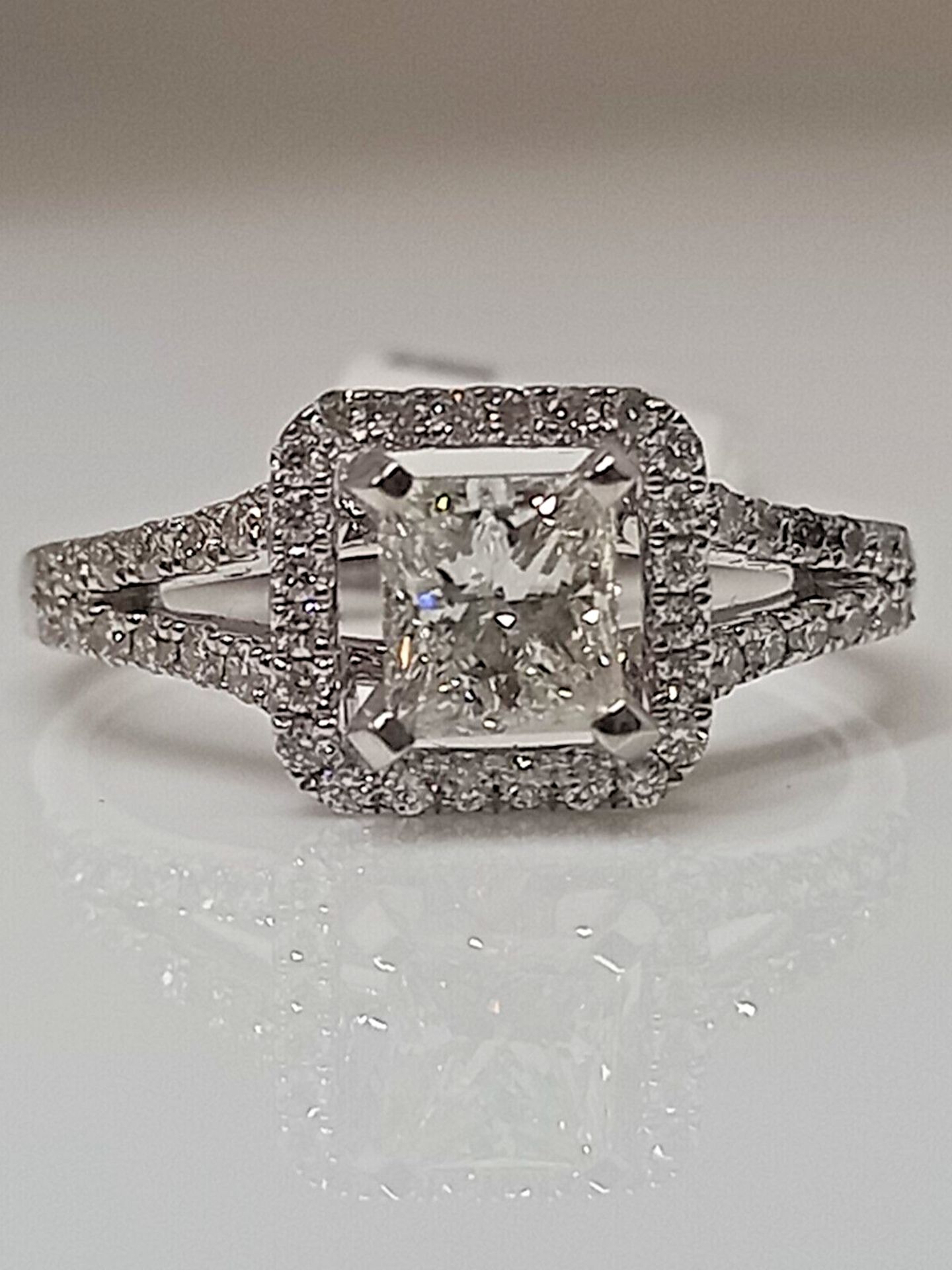 1.05CT PRINCESS CUT DIAMOND HALO ENGAGEMENT RING/18CT WHITE GOLD +GIFT BOX + VALUATION CERT OF £5500 - Image 2 of 4