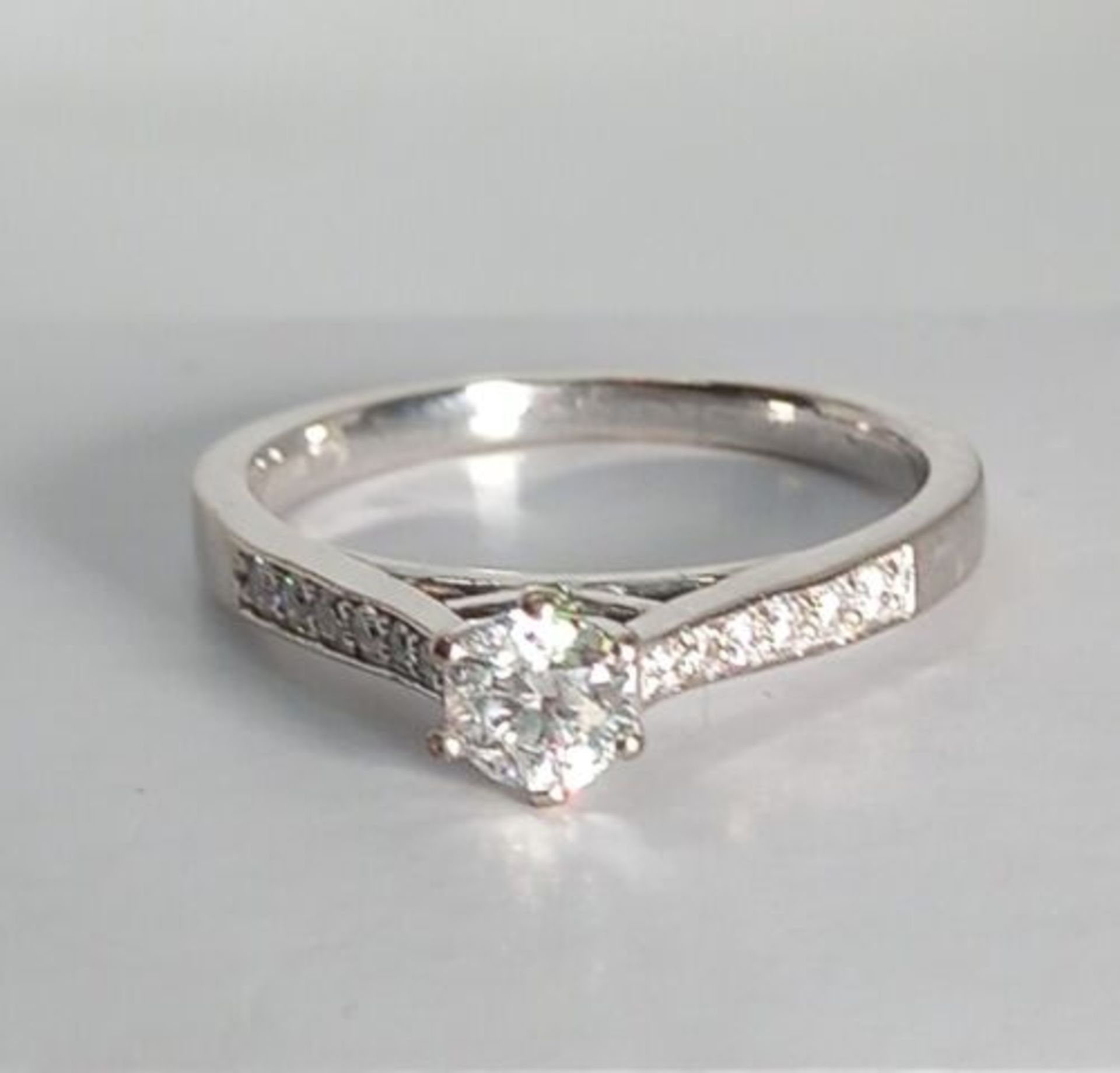 0.35CT DIAMOND ENGAGEMENT RING DIAMOND SHOULDERS IN GIFT BOX WITH VALUATION CERTIFICATE OF £1750