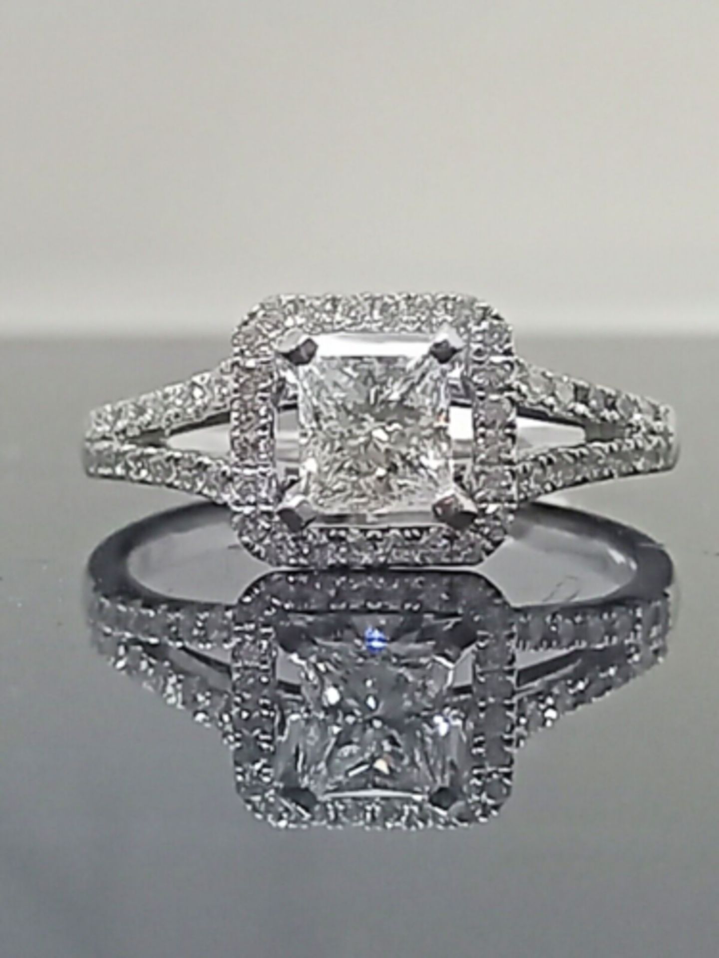 1.05CT PRINCESS CUT DIAMOND HALO ENGAGEMENT RING/18CT WHITE GOLD +GIFT BOX + VALUATION CERT OF £5500