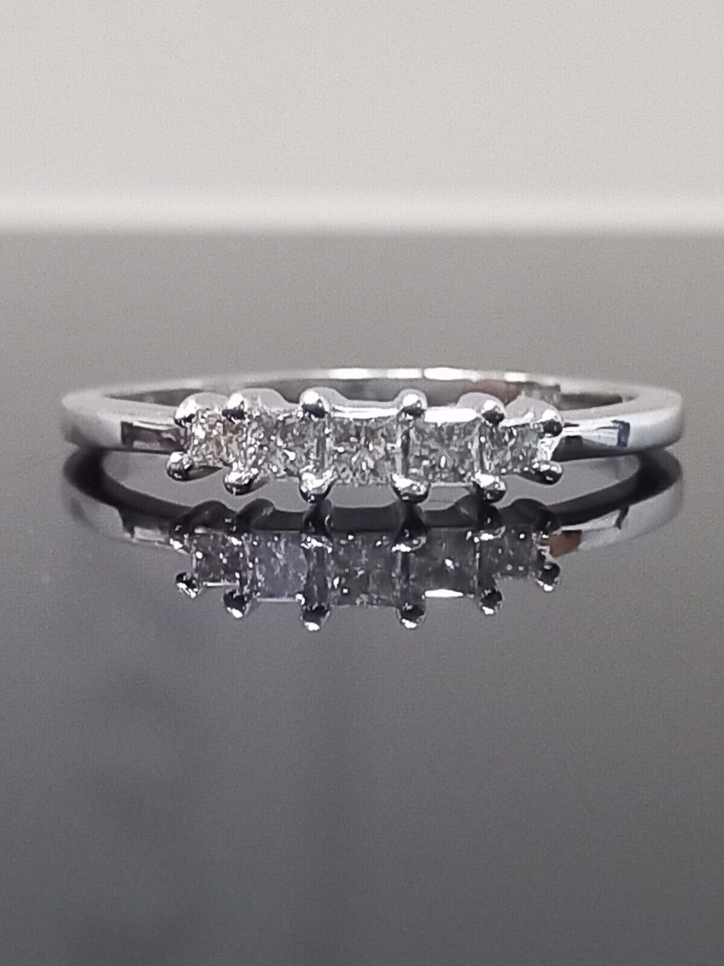 PRINCESS CUT DIAMONDS 5 STONE RING/ WHITE GOLD 0.25CT / 18K WHITE GOLD - VALUATION OF £1095 - Image 2 of 4