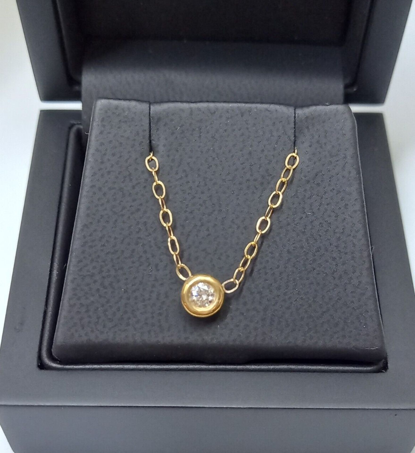 BRILLIANT CUT .25 DIAMOND PENDANT IN 9CT YELLOW GOLD + GIFT BOX WITH VALUATION CERTIFICATE OF £1,795 - Image 2 of 5