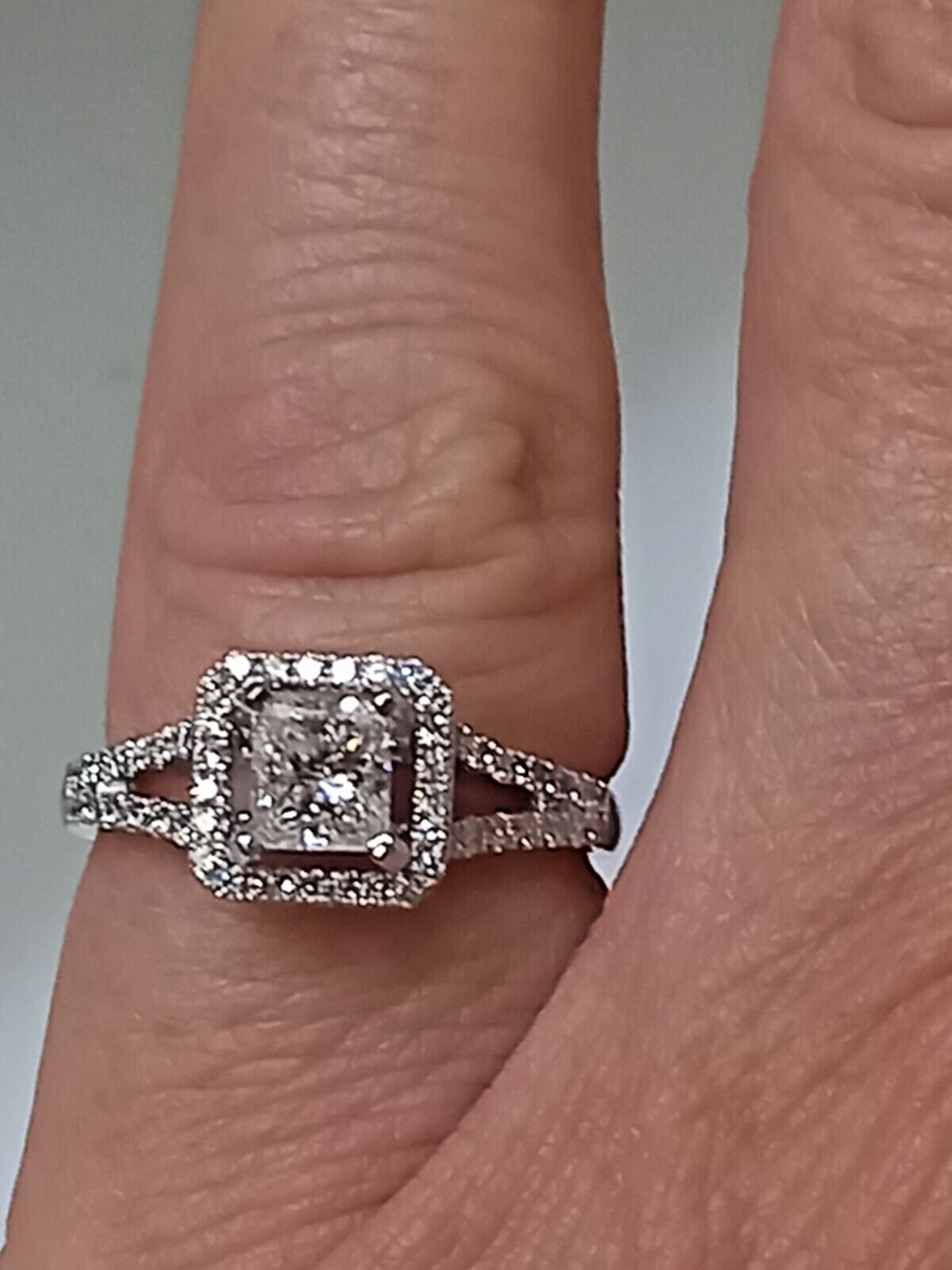 1.05CT PRINCESS CUT DIAMOND HALO ENGAGEMENT RING/18CT WHITE GOLD +GIFT BOX + VALUATION CERT OF £5500 - Image 4 of 4