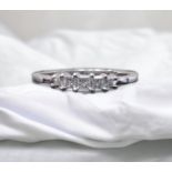 PRINCESS CUT DIAMONDS 5 STONE RING/ WHITE GOLD 0.25CT / 18K WHITE GOLD - VALUATION OF £1395