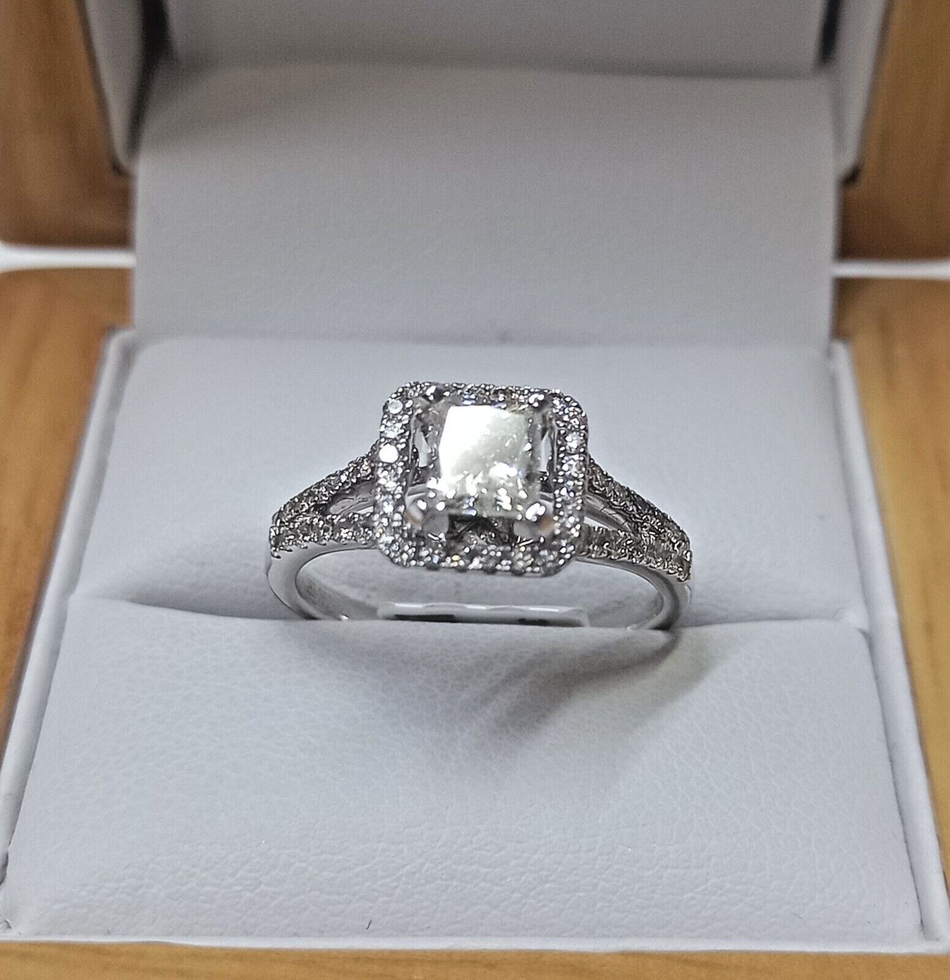 1.05CT PRINCESS CUT DIAMOND HALO ENGAGEMENT RING/18CT WHITE GOLD +GIFT BOX + VALUATION CERT OF £5500 - Image 3 of 4