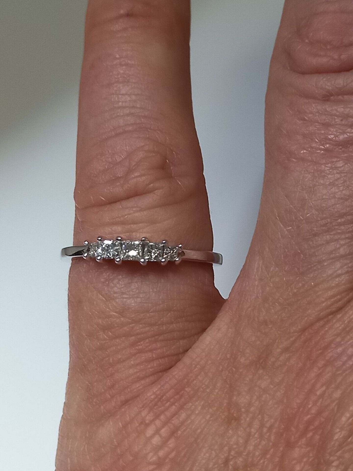 PRINCESS CUT DIAMONDS 5 STONE RING/ WHITE GOLD 0.25CT / 18K WHITE GOLD - VALUATION OF £1095 - Image 4 of 4