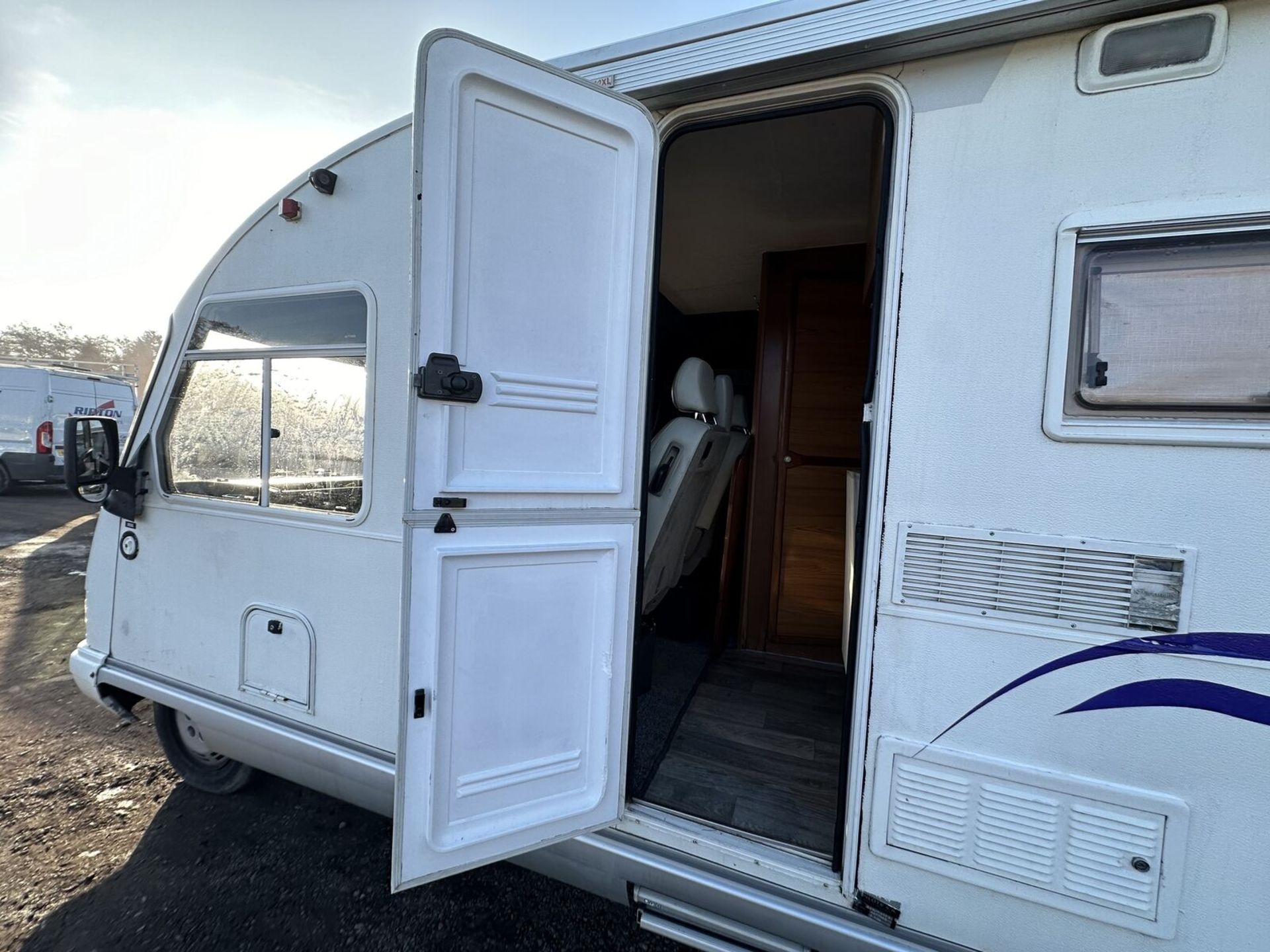 **(ONLY 60K MILEAGE)** WELL-MAINTAINED MOTORHOME: TALBOT EXPRESS PILOTE GALAXY (NO VAT ON HAMMER) - Image 6 of 15