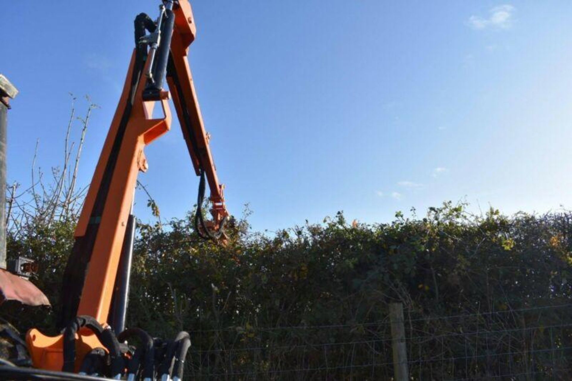 EFFICIENCY UNLEASHED: T190 FINGERBAR HEDGE CUTTER FOR FAST, CLEAN RESULTS - Image 6 of 12