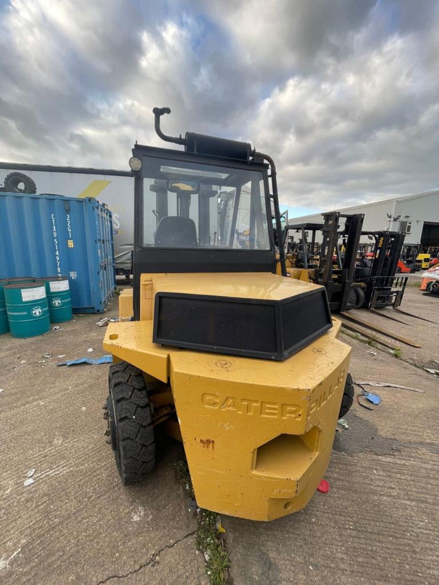 CATERPILLAR SEVEN TON FORKLIFT - Image 2 of 7