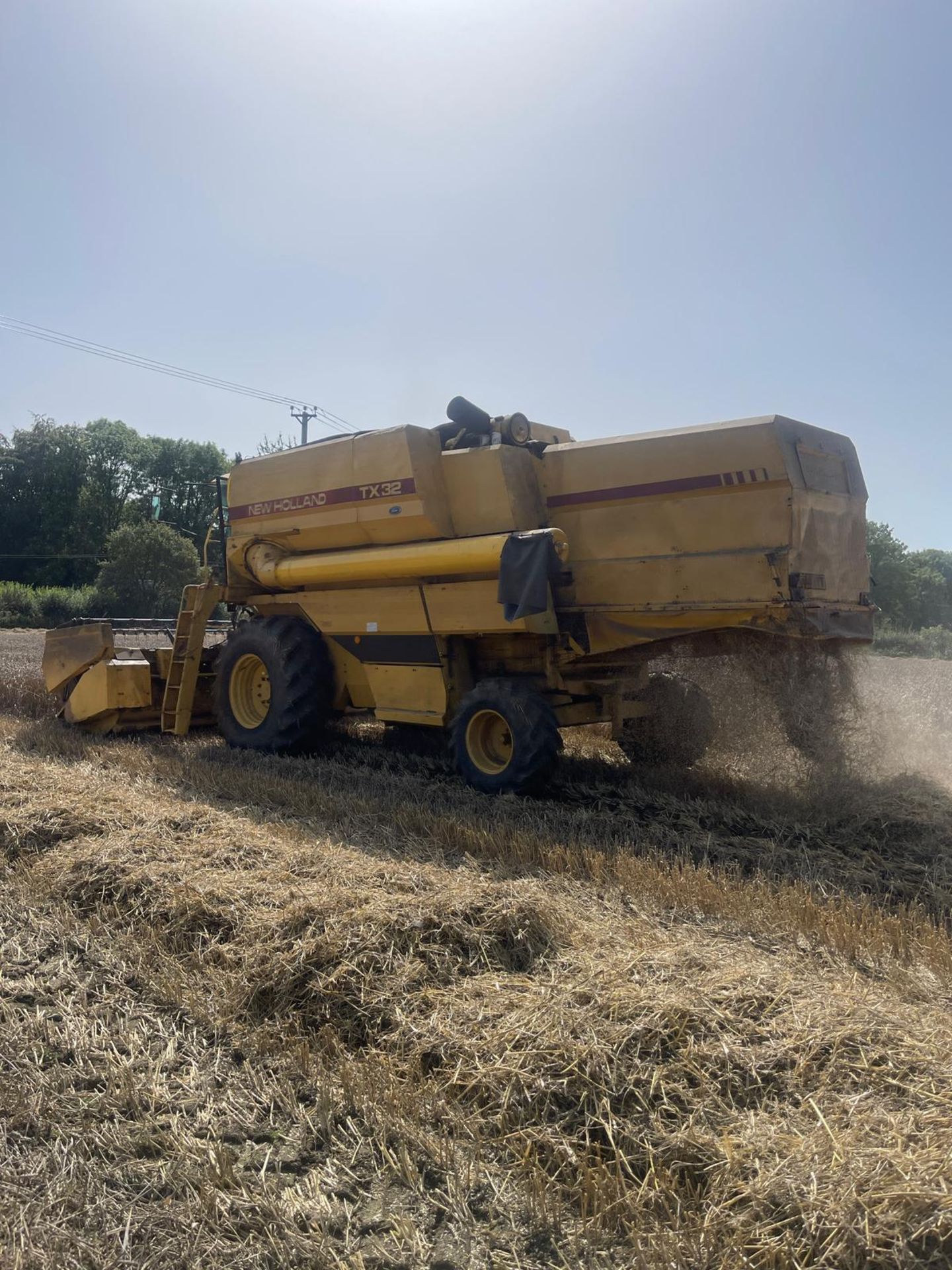 NEW HOLLAND TX32 COMBINE - Image 4 of 19