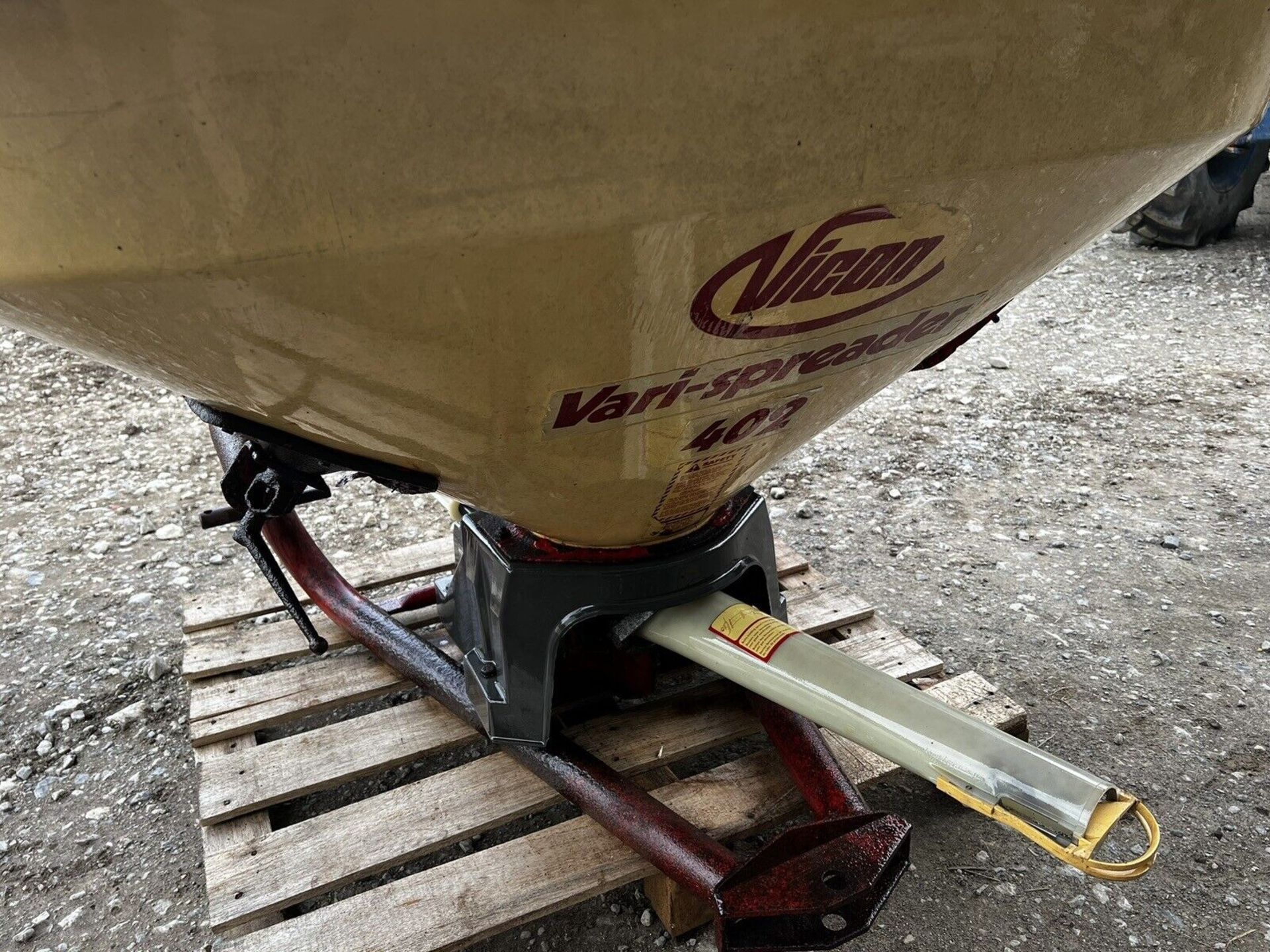 EFFECTIVE TRACTOR-MOUNTED SEED SPREADER - Image 2 of 5