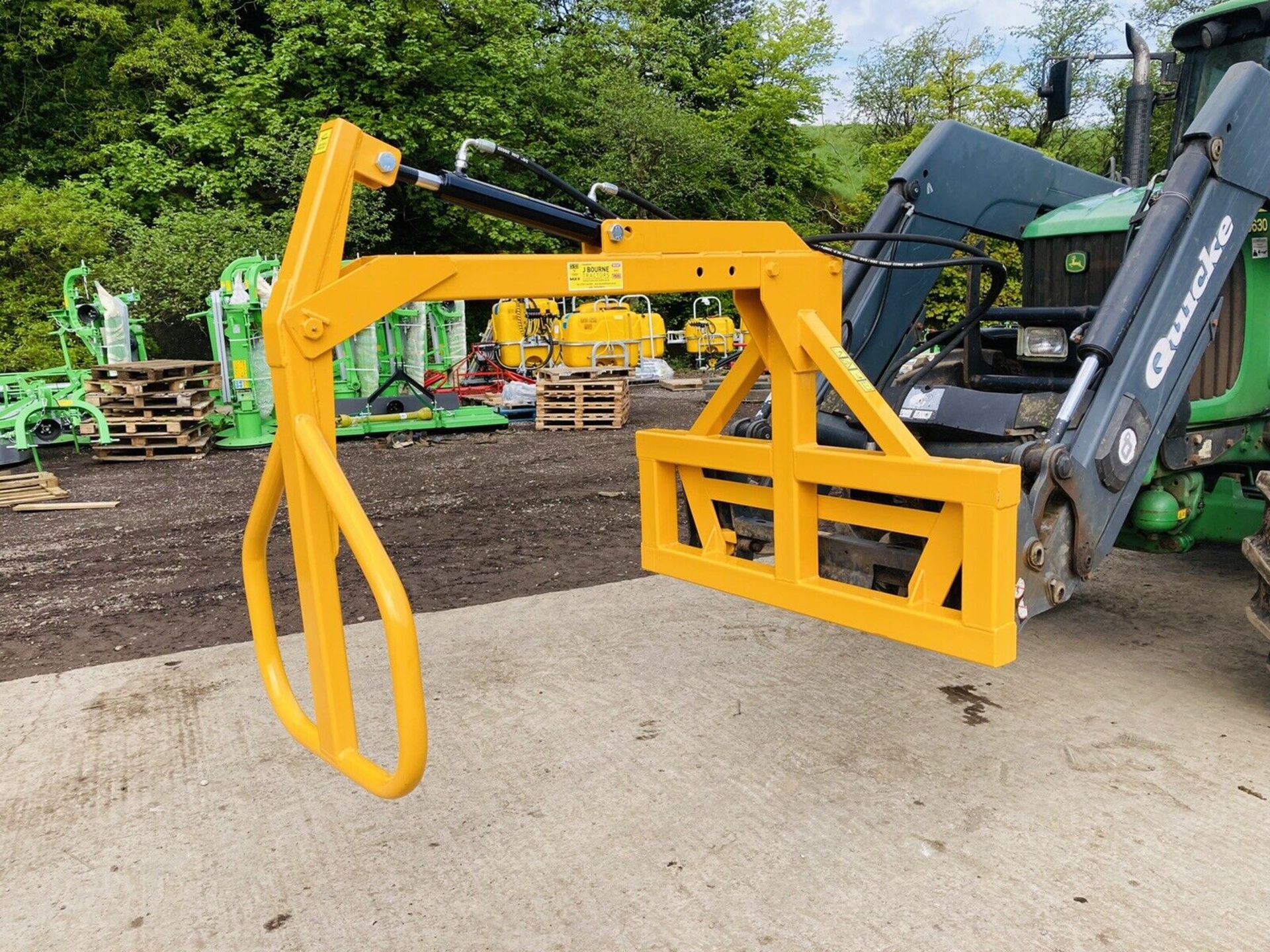 HEAVY-DUTY ELEPHANT'S TRUNK: UNIVERSAL BALE HANDLER