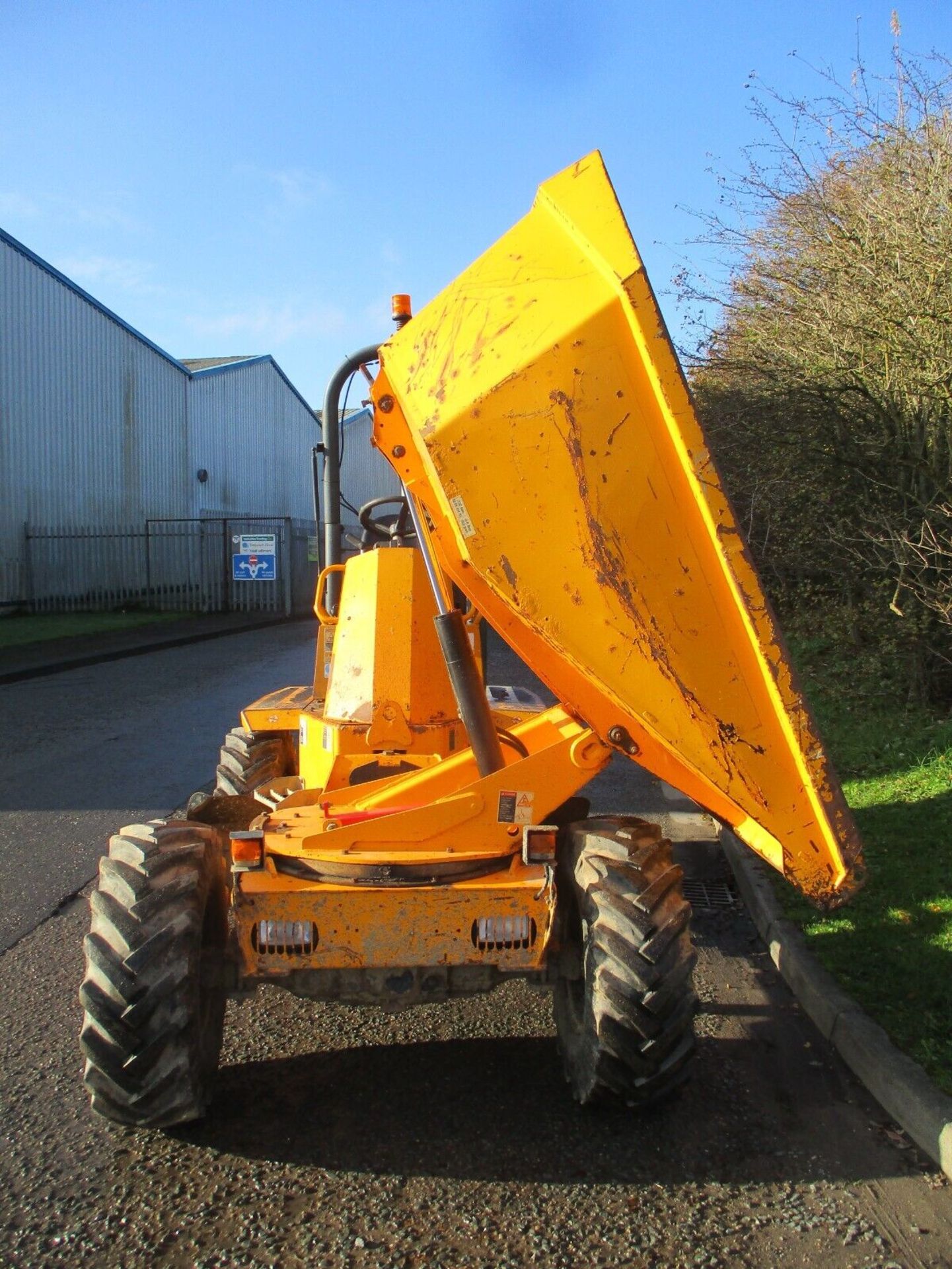 2011 THWAITES 3 TON DUMPER - Image 4 of 15