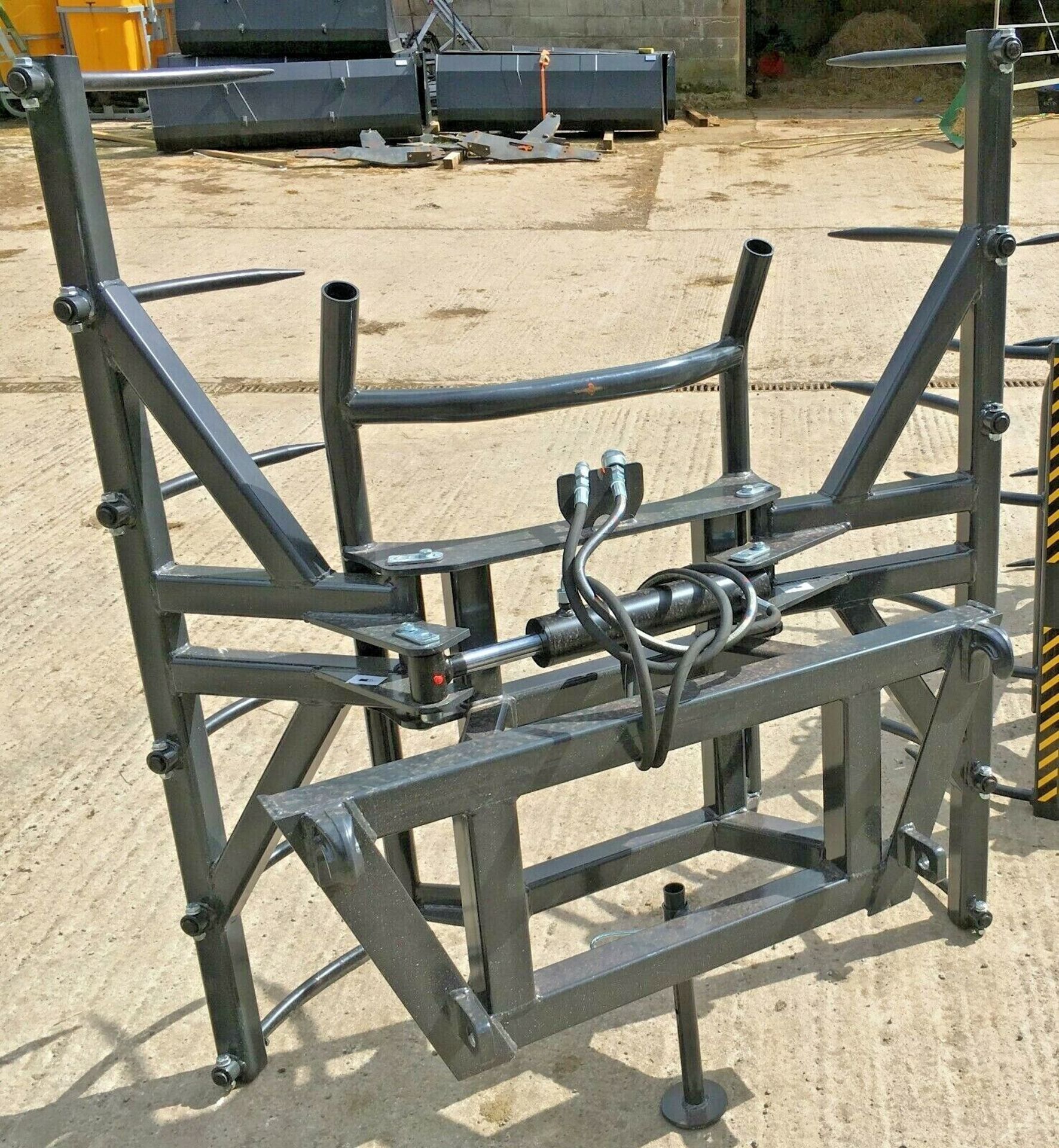 VERTICAL BALE HANDLER: DUAL BALE EASE 12 TINE ( 1600MM TALL C/W JCB BRACKETS ) - Image 2 of 5