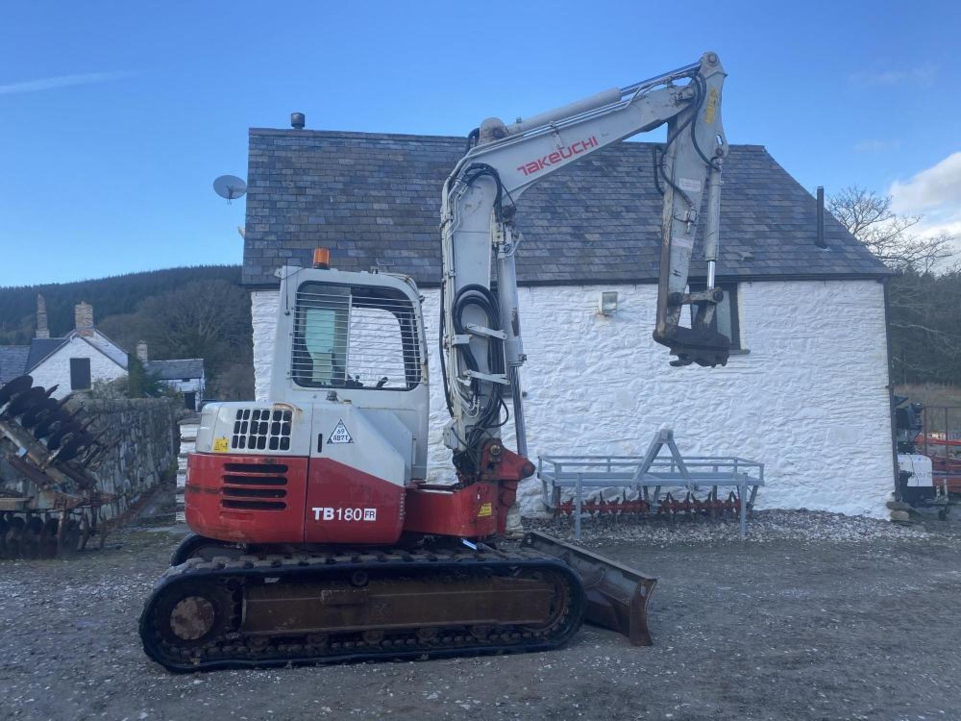 2009 TAKEUCHI TB180 FR 3 BUCKETS 8 TONNE - Image 2 of 11