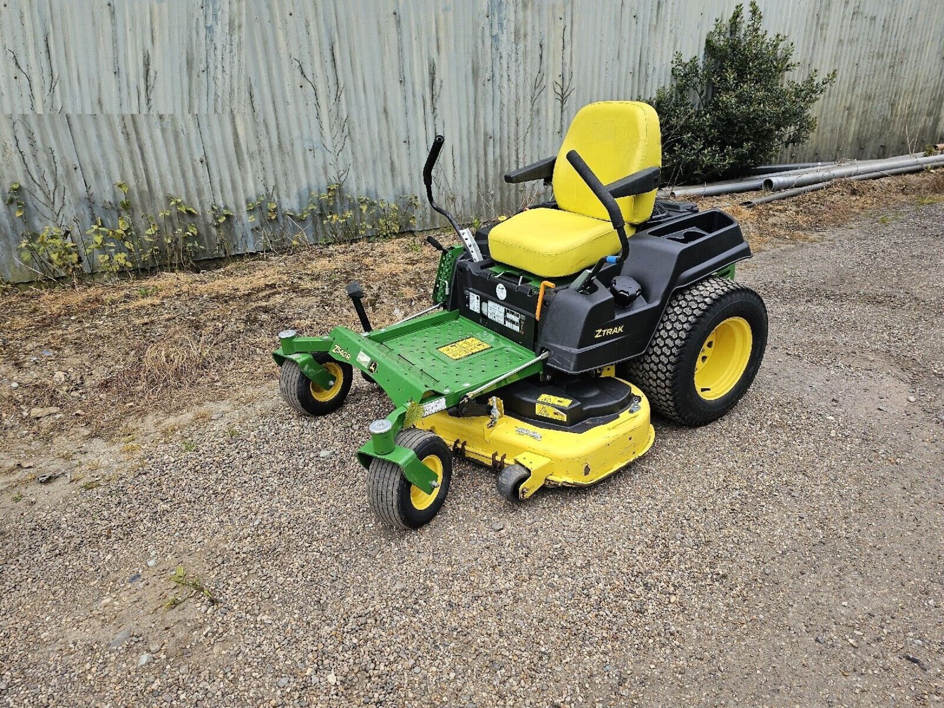 JOHN DEERE Z540R RIDE ON MOWER KAWASAKI V-TWIN CYLINDER ENGINE24HPHYDROSTATI - Image 4 of 6