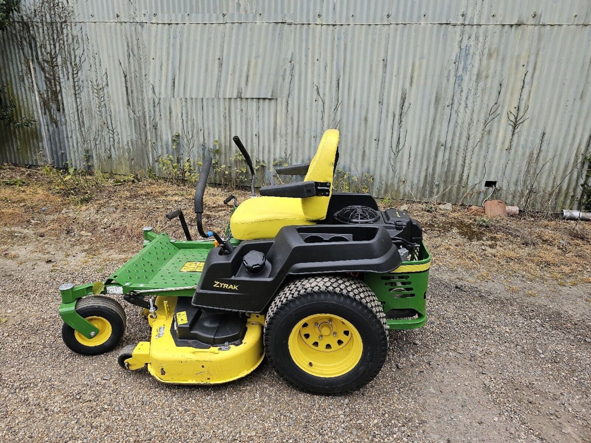 JOHN DEERE Z540R RIDE ON MOWER KAWASAKI V-TWIN CYLINDER ENGINE24HPHYDROSTATI - Image 3 of 6