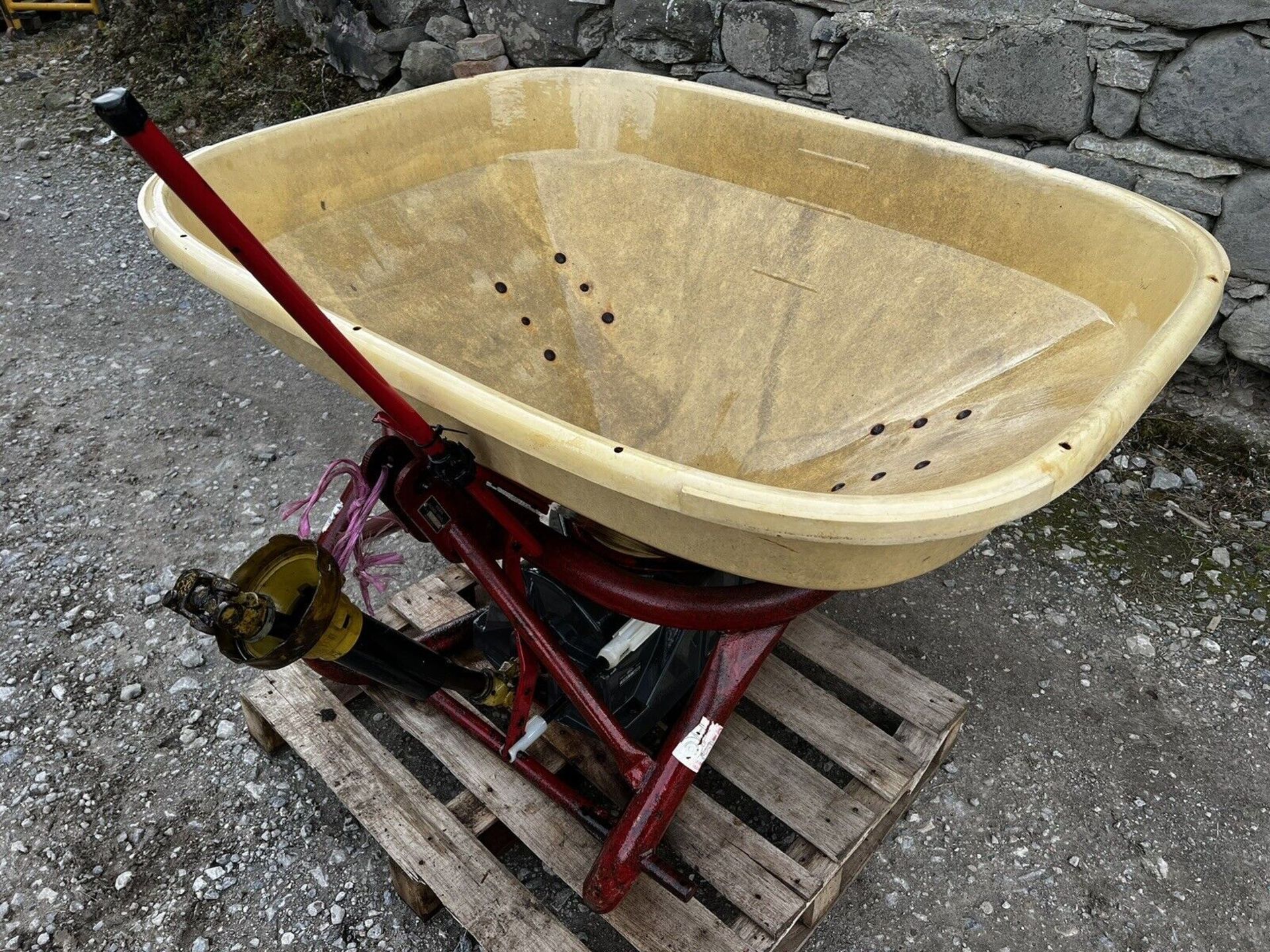 EFFECTIVE TRACTOR-MOUNTED SEED SPREADER