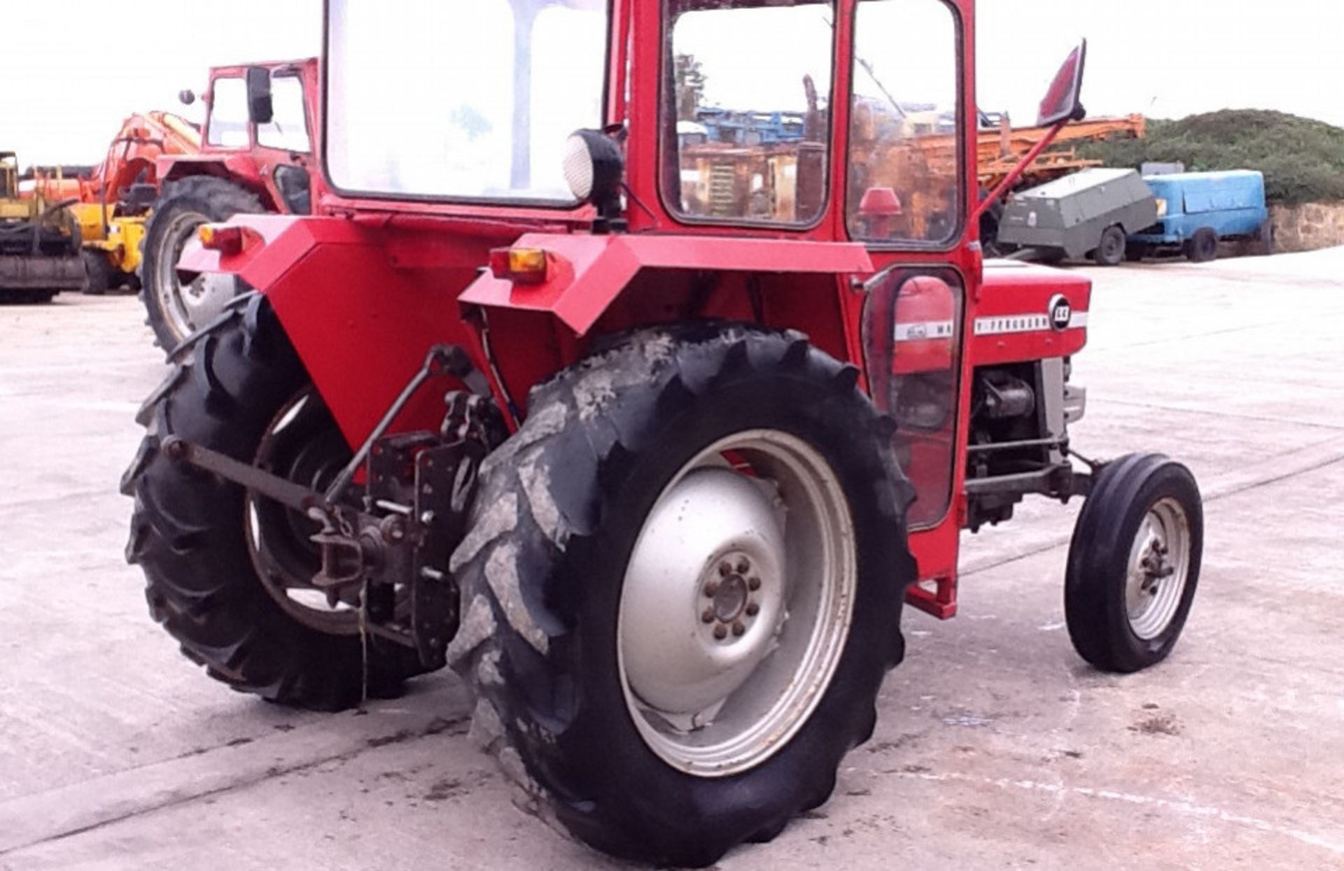 MF 133. 4×2 AG TRACTOR - Image 2 of 4