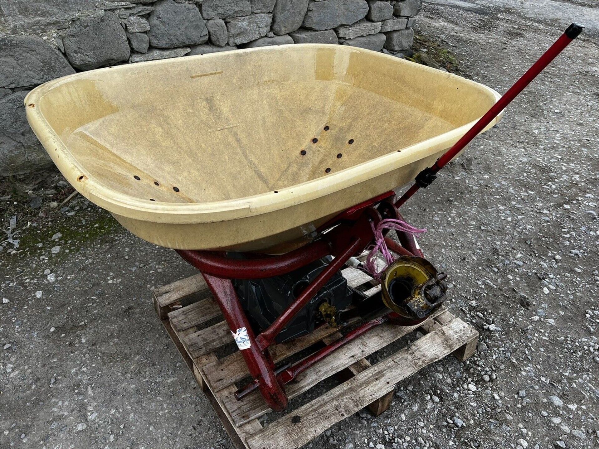 EFFECTIVE TRACTOR-MOUNTED SEED SPREADER - Image 4 of 5