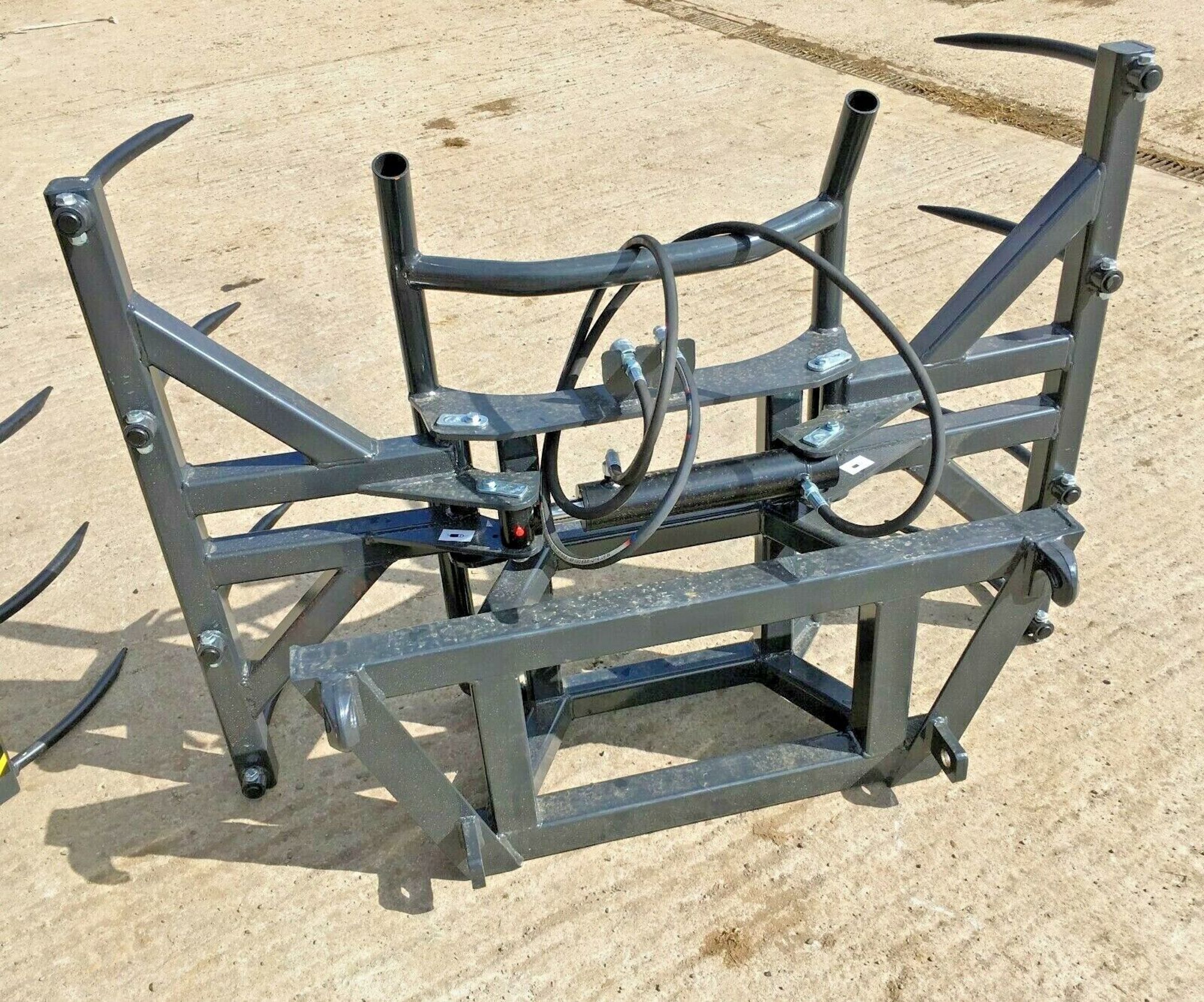 VERTICAL BALE HANDLER: DUAL BALE EASE 12 TINE ( 1600MM TALL C/W JCB BRACKETS )