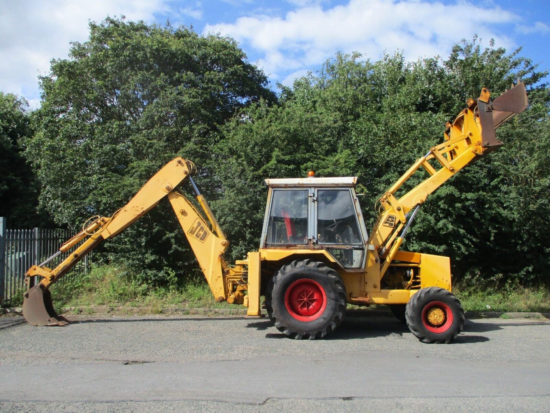 JCB 3CX: THE ULTIMATE 4X4 LOADER AND DIGGER - Image 14 of 15