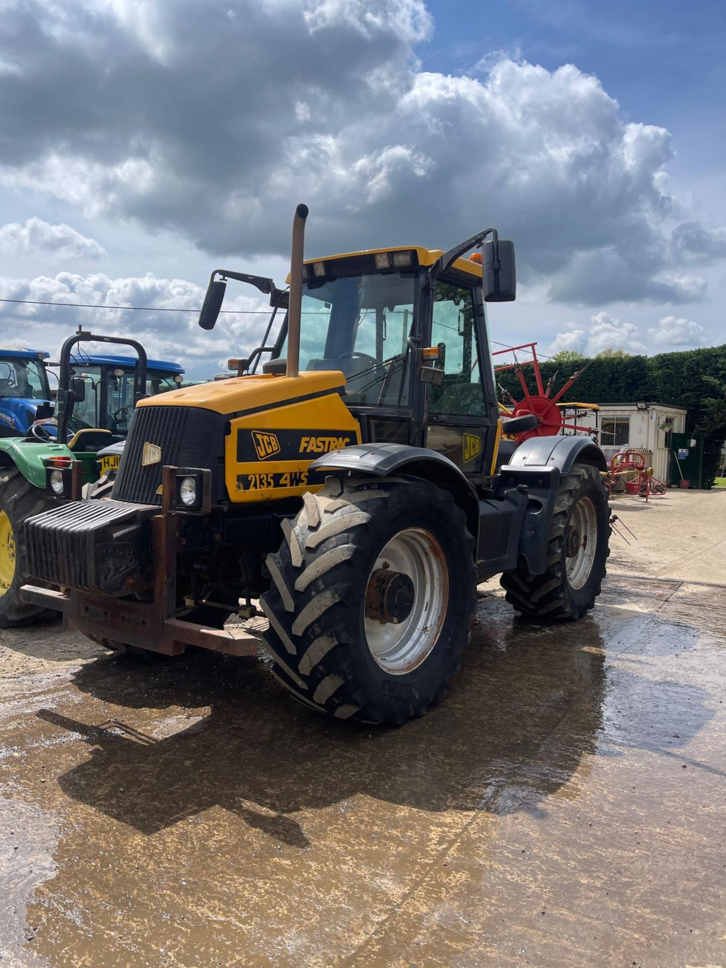 JCB FASTRAC 2135 TRACTOR - Image 2 of 14