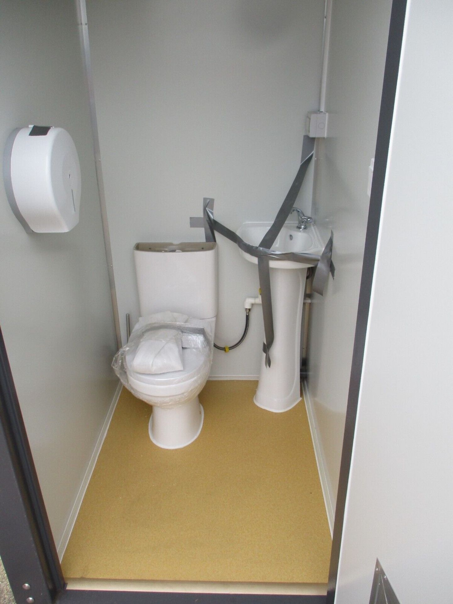 COMPACT COMFORT: 2.15M X 1.3M SHIPPING CONTAINER TOILET OASIS - Image 2 of 9