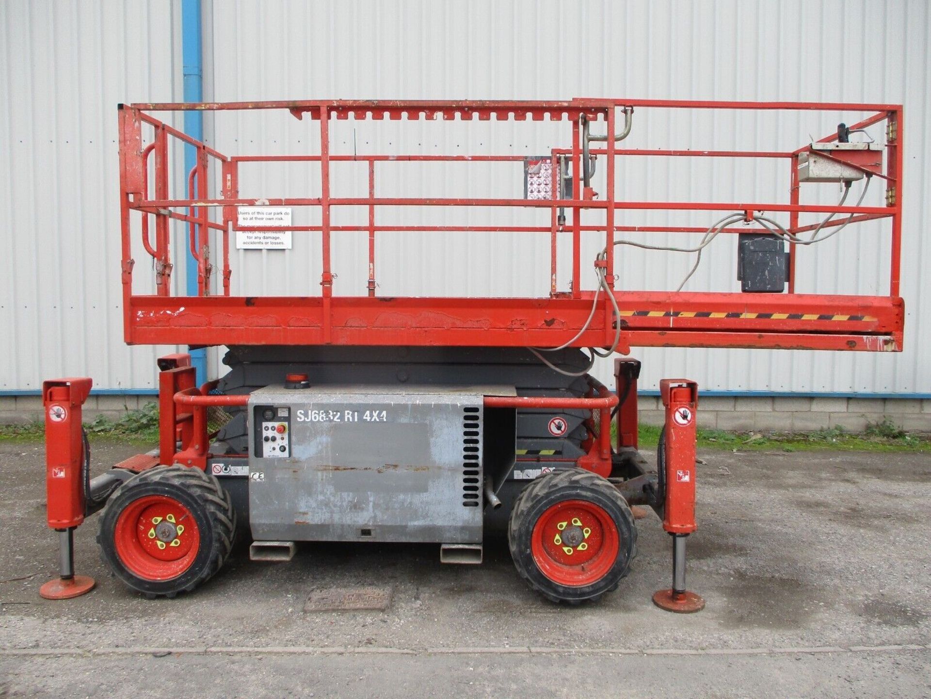 2014 SKYJACK SJ6832 SCISSOR LIFT - Image 2 of 11