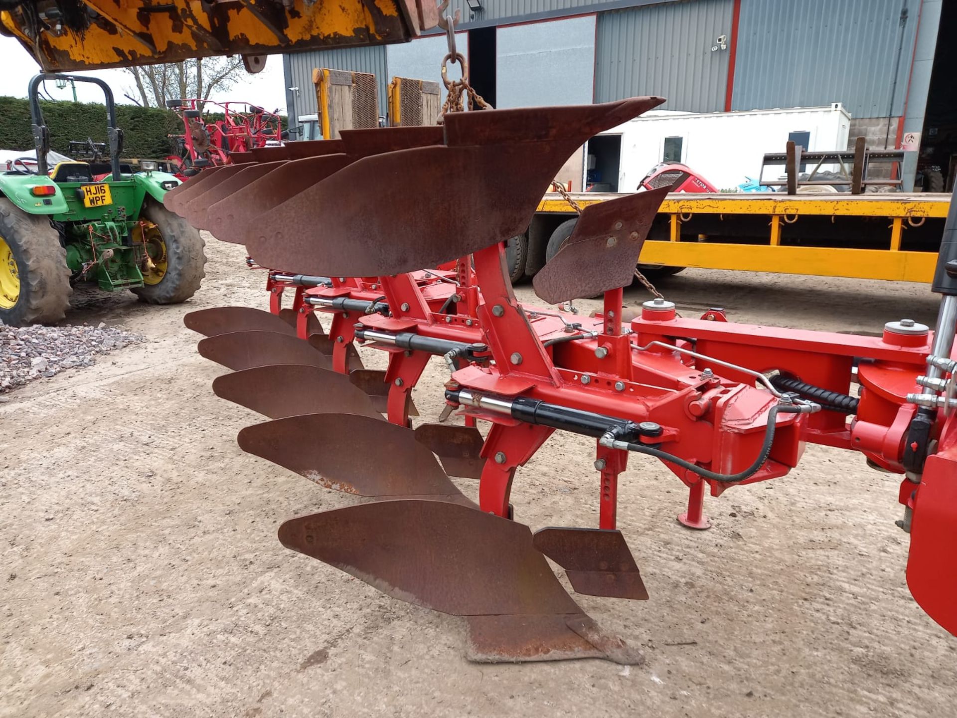 MASSEY FERGUSON 4 + 1, 5 FURROW REVERSIBLE PLOUGH - Image 3 of 5