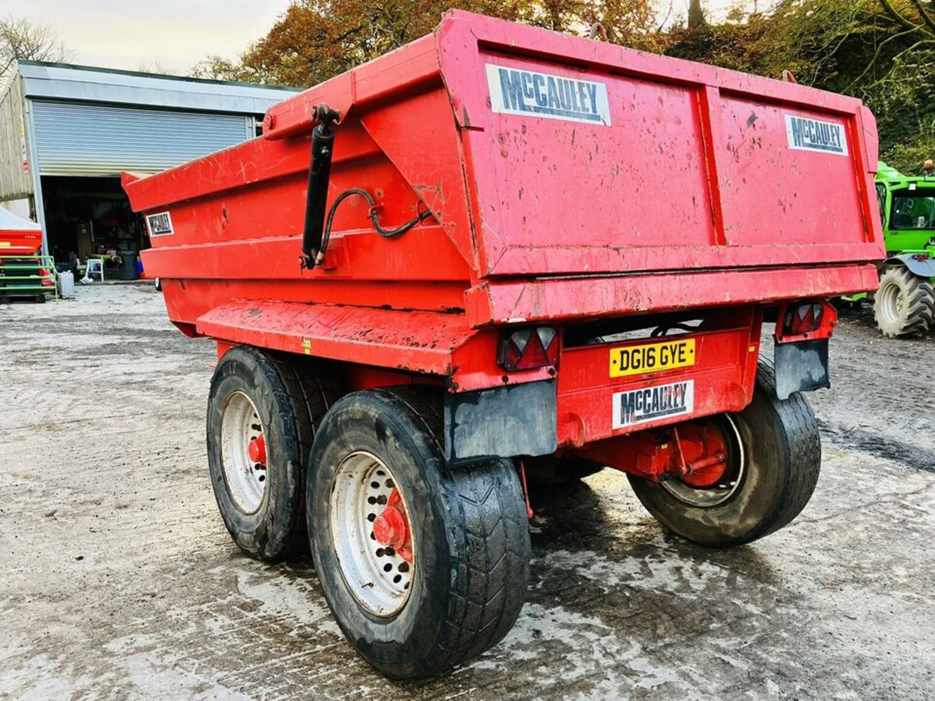 DUMP IN STYLE: 2017 MCCAULEY 14-TONNE TRAILER WITH HYDRAULIC REAR DOOR - Image 3 of 7