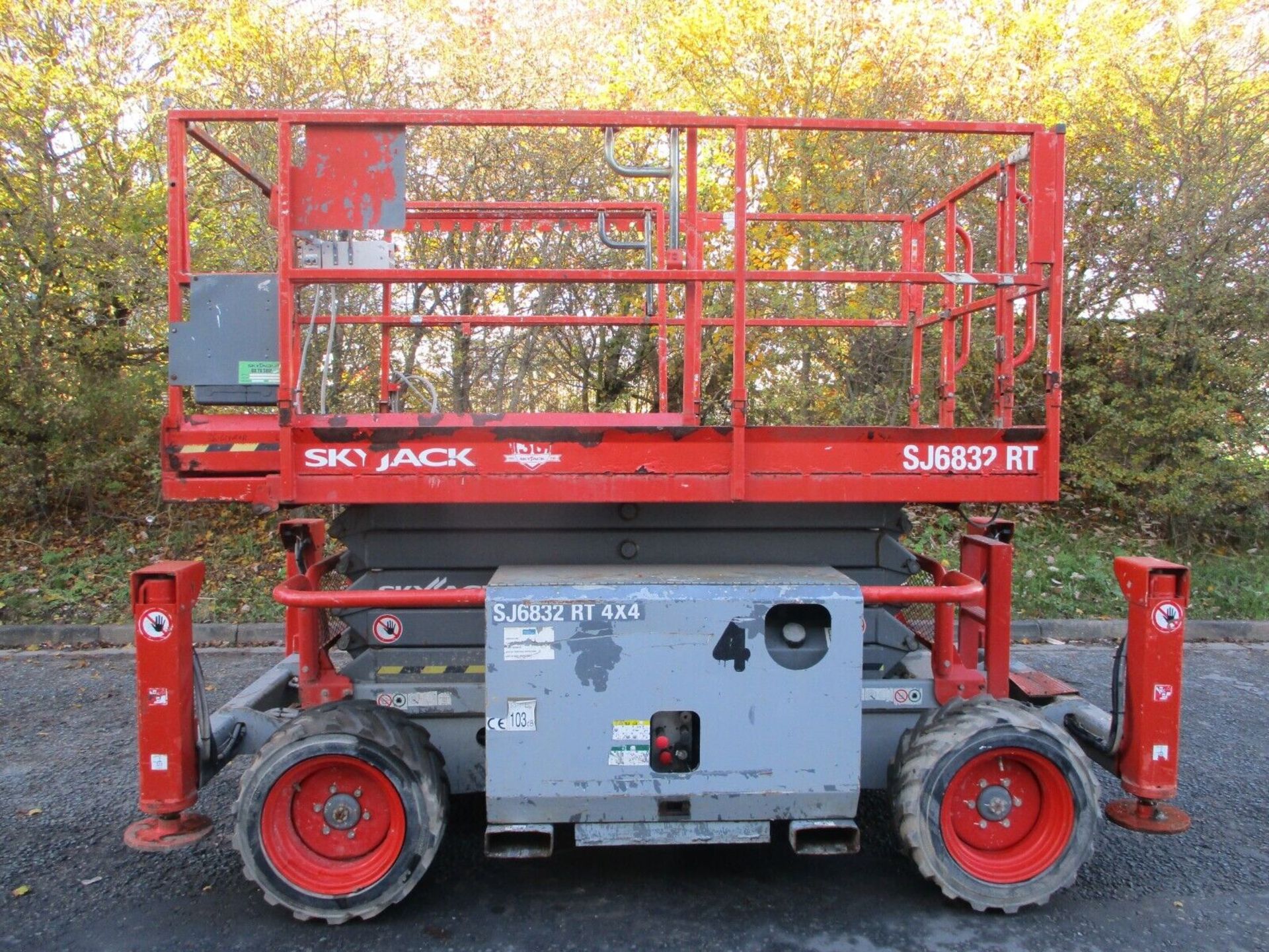 LEVELLING LEGACY: SKYJACK SJ6832'S STURDY 3770KG FRAME - Image 7 of 13