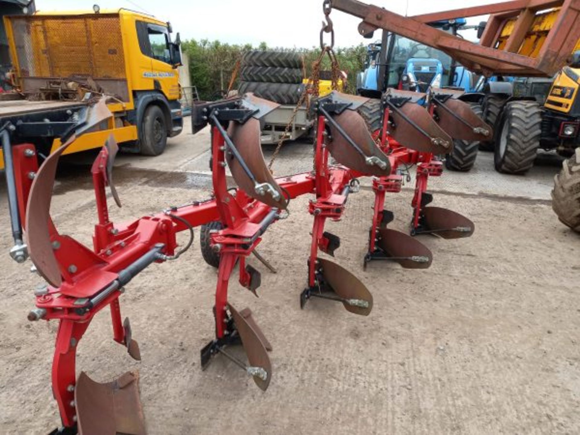 MASSEY FERGUSON 4 + 1, 5 FURROW REVERSIBLE PLOUGH - Image 4 of 5